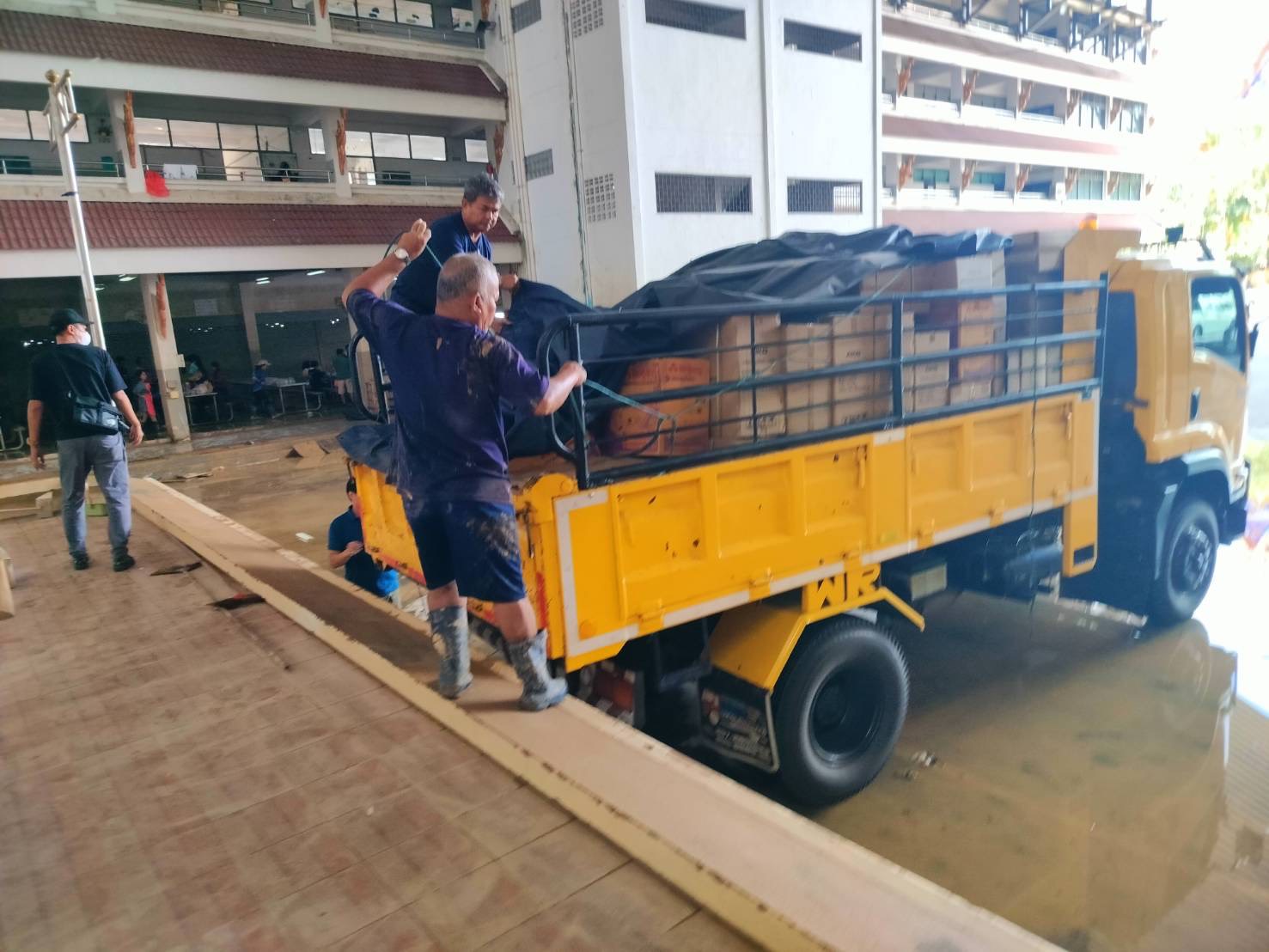 กพร. ให้ความช่วยเหลือผู้ประสบอุทกภัยภาคใต้ ภายใต้กิจกรรม “อุตสาหกรรมรวมใจ ช่วยพี่น้องชาวไทย”