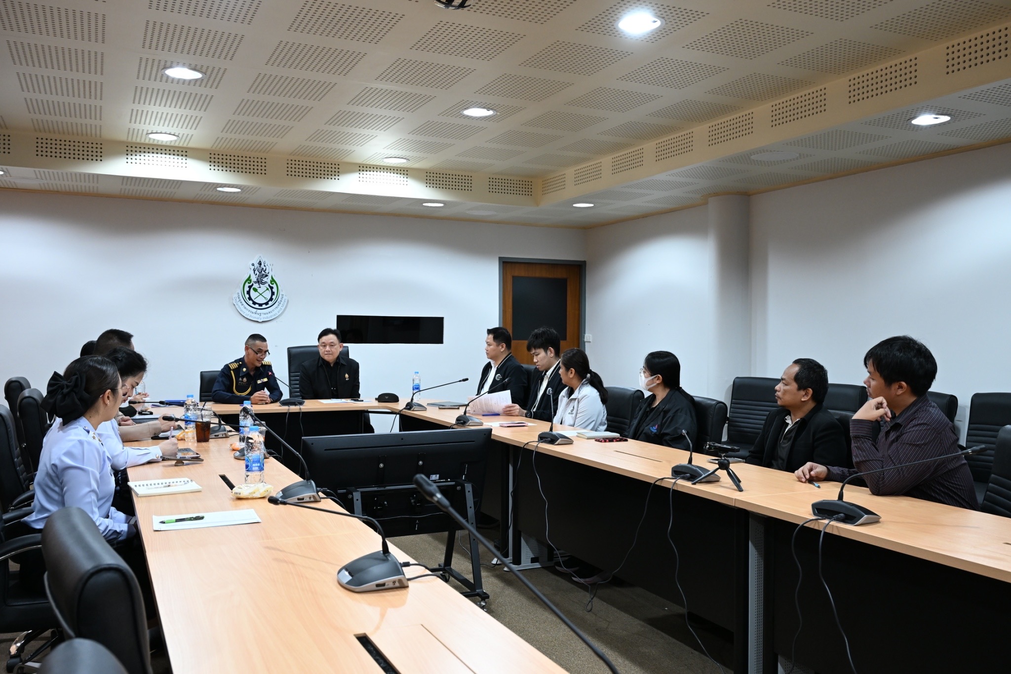 ผอ.กบว. ร่วมหารือกับ นาวาอากาศเอก ธเนศ สิทธิวงศ์ ผู้แทนกรมการสรรพกำลังกลาโหม ในการเตรียมความพร้อมจัดทำฐานข้อมูลระดมสรรพกำลังของกรมการสรรพกำลังกลาโหม