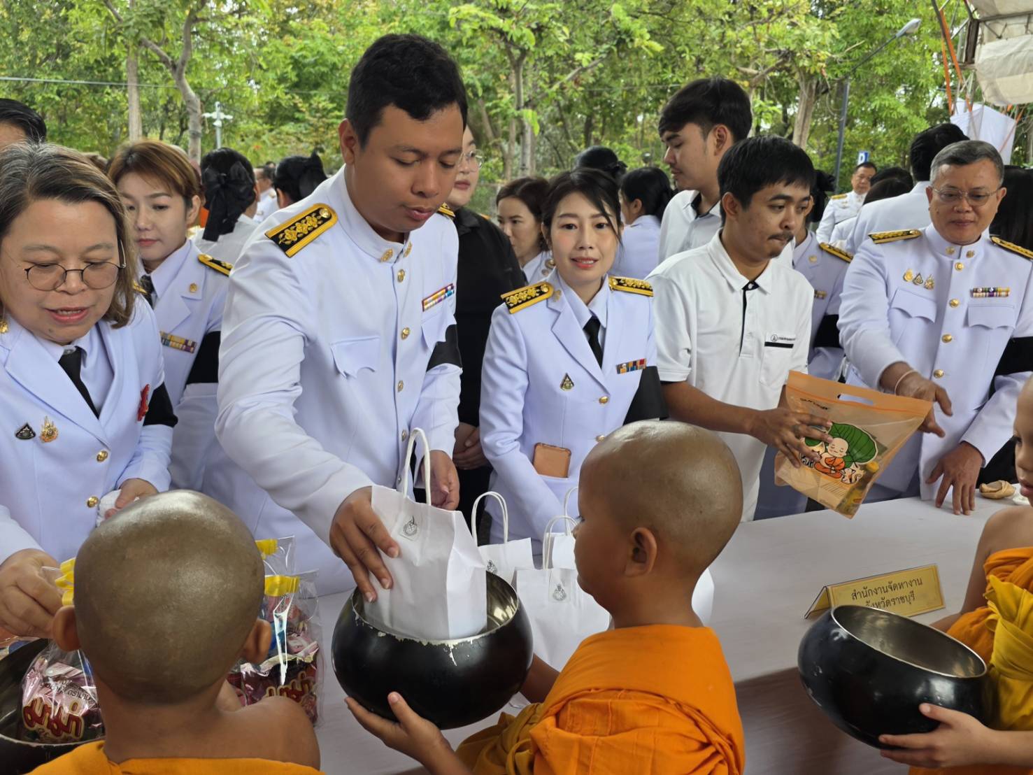 สรข.7 ราชบุรี ร่วมพิธีพระสงฆ์เจริญพระพุทธมนต์ และทำบุญตักบาตร เนื่องในวันคล้ายวันพระบรมราชสมภพพระบาทสมเด็จพระบรมชนกาธิเบศร มหาภูมิพลอดุลยเดชมหาราช บรมนาถบพิตร วันชาติ และวันพ่อแห่งชาติ 5 ธันวาคม 2568