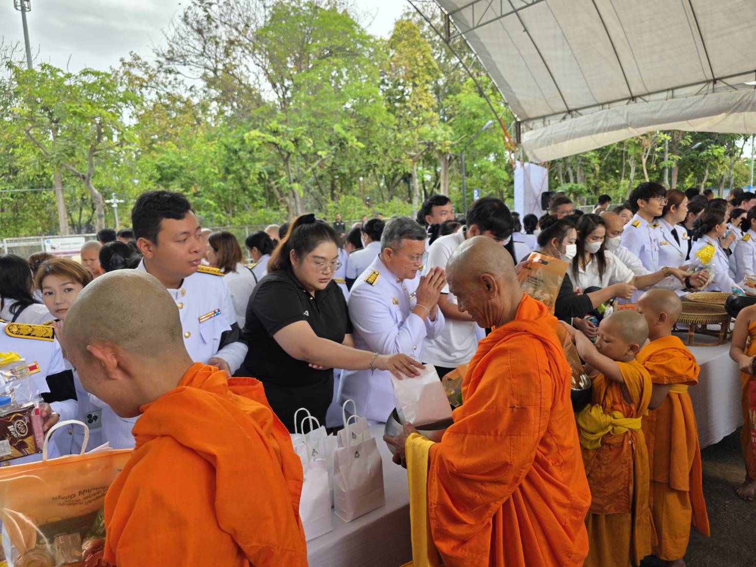 สรข.7 ราชบุรี ร่วมพิธีพระสงฆ์เจริญพระพุทธมนต์ และทำบุญตักบาตร เนื่องในวันคล้ายวันพระบรมราชสมภพพระบาทสมเด็จพระบรมชนกาธิเบศร มหาภูมิพลอดุลยเดชมหาราช บรมนาถบพิตร วันชาติ และวันพ่อแห่งชาติ 5 ธันวาคม 2568