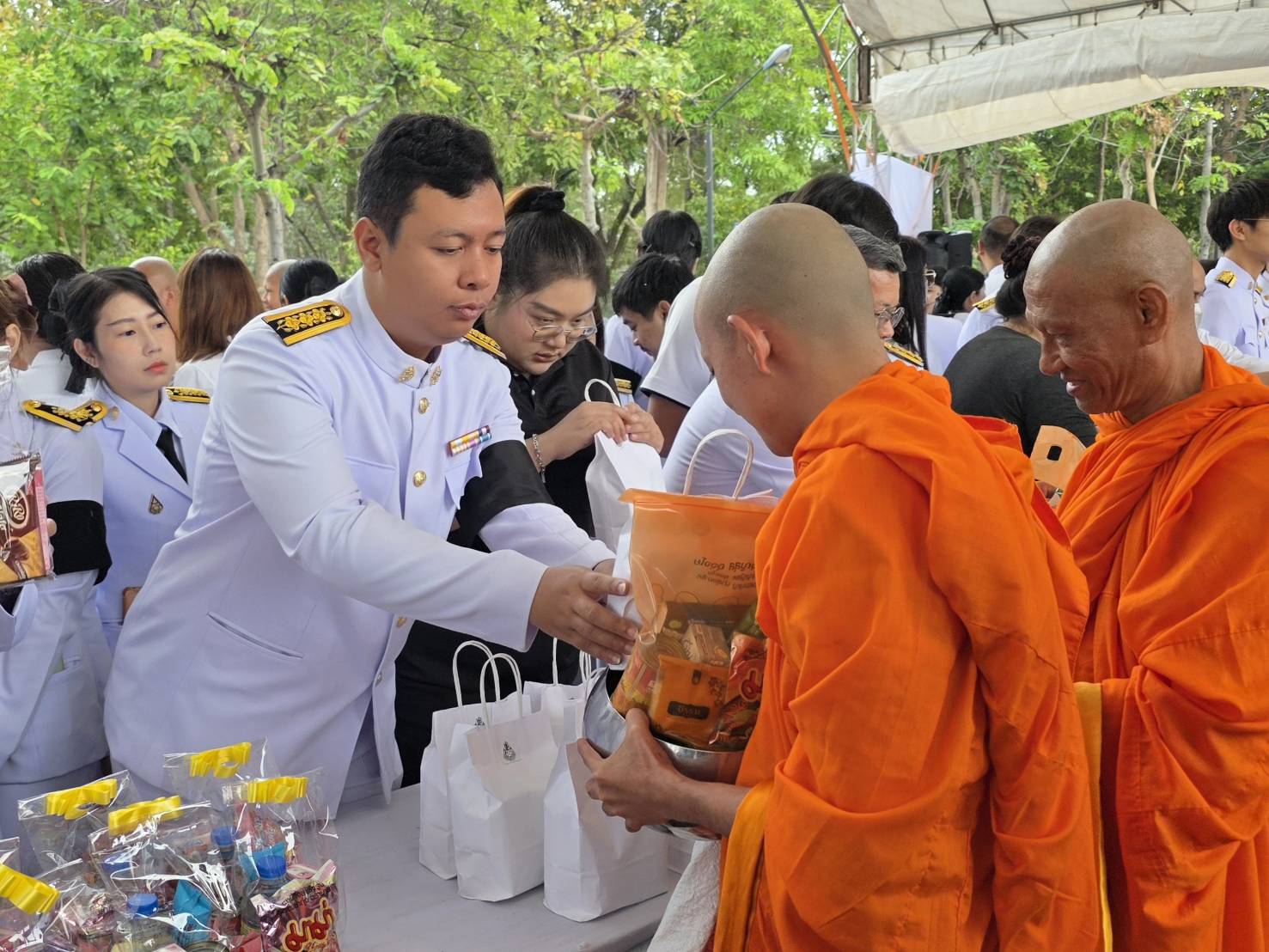 สรข.7 ราชบุรี ร่วมพิธีพระสงฆ์เจริญพระพุทธมนต์ และทำบุญตักบาตร เนื่องในวันคล้ายวันพระบรมราชสมภพพระบาทสมเด็จพระบรมชนกาธิเบศร มหาภูมิพลอดุลยเดชมหาราช บรมนาถบพิตร วันชาติ และวันพ่อแห่งชาติ 5 ธันวาคม 2568