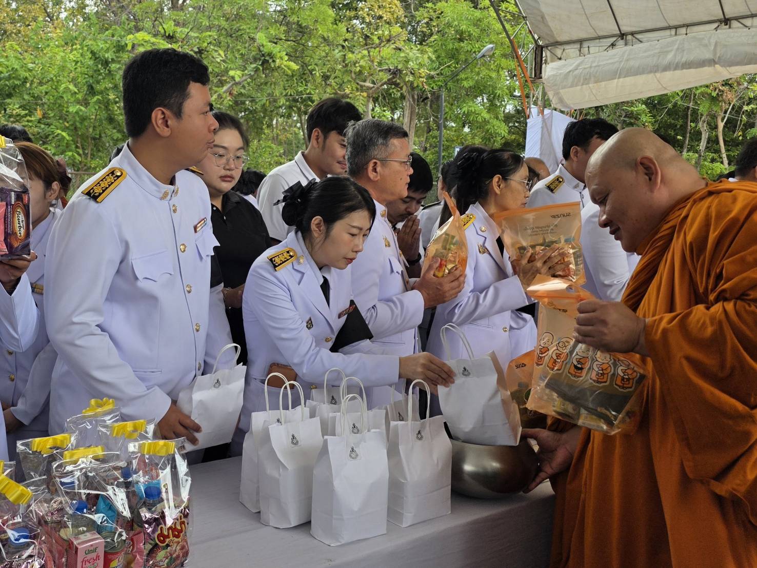 สรข.7 ราชบุรี ร่วมพิธีพระสงฆ์เจริญพระพุทธมนต์ และทำบุญตักบาตร เนื่องในวันคล้ายวันพระบรมราชสมภพพระบาทสมเด็จพระบรมชนกาธิเบศร มหาภูมิพลอดุลยเดชมหาราช บรมนาถบพิตร วันชาติ และวันพ่อแห่งชาติ 5 ธันวาคม 2568