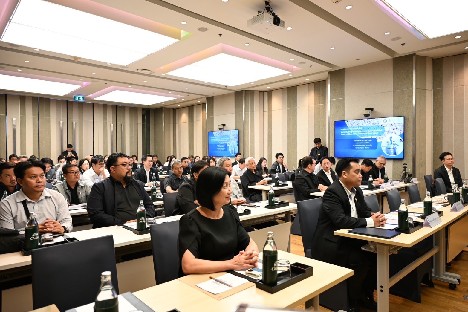 รพร.อารยา เป็นประธานกล่าวเปิดการสัมมนาถ่ายทอดองค์ความรู้ เรื่อง จากแร่ดินขาวสู่วัตถุดิบคุณภาพสูง: ต้นแบบเทคโนโลยีสังเคราะห์ซีโอไลต์ 13X เพื่อการผลิตเชิงพาณิชย์