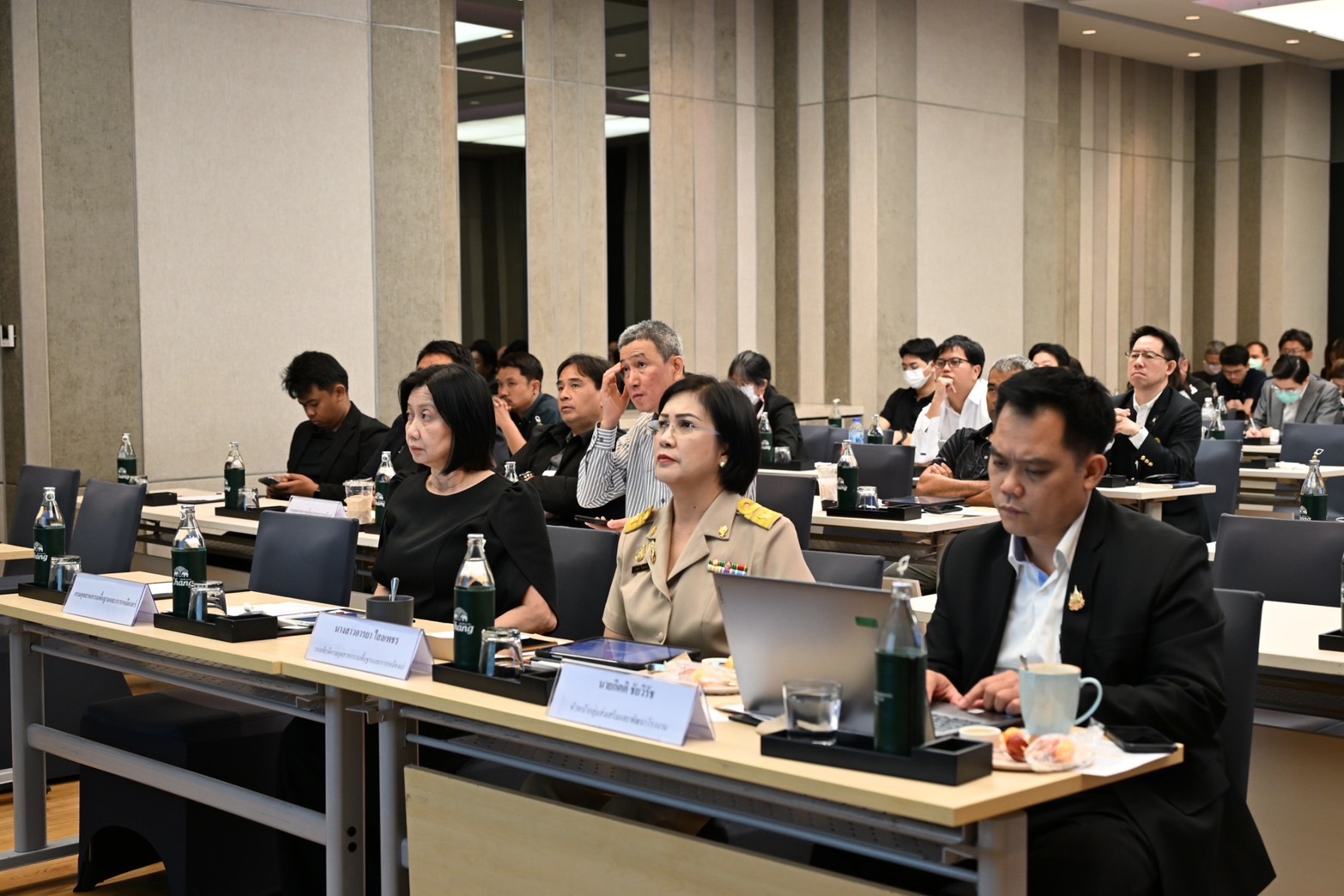 รพร.อารยา เป็นประธานกล่าวเปิดการสัมมนาถ่ายทอดองค์ความรู้ เรื่อง จากแร่ดินขาวสู่วัตถุดิบคุณภาพสูง: ต้นแบบเทคโนโลยีสังเคราะห์ซีโอไลต์ 13X เพื่อการผลิตเชิงพาณิชย์