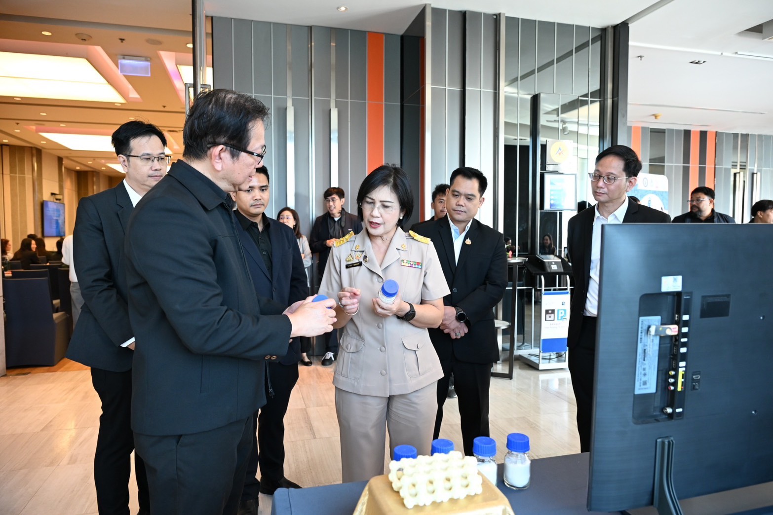 รพร.อารยา เป็นประธานกล่าวเปิดการสัมมนาถ่ายทอดองค์ความรู้ เรื่อง จากแร่ดินขาวสู่วัตถุดิบคุณภาพสูง: ต้นแบบเทคโนโลยีสังเคราะห์ซีโอไลต์ 13X เพื่อการผลิตเชิงพาณิชย์