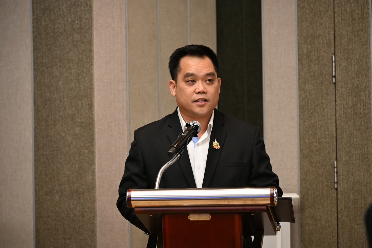 รพร.อารยา เป็นประธานกล่าวเปิดการสัมมนาถ่ายทอดองค์ความรู้ เรื่อง จากแร่ดินขาวสู่วัตถุดิบคุณภาพสูง: ต้นแบบเทคโนโลยีสังเคราะห์ซีโอไลต์ 13X เพื่อการผลิตเชิงพาณิชย์