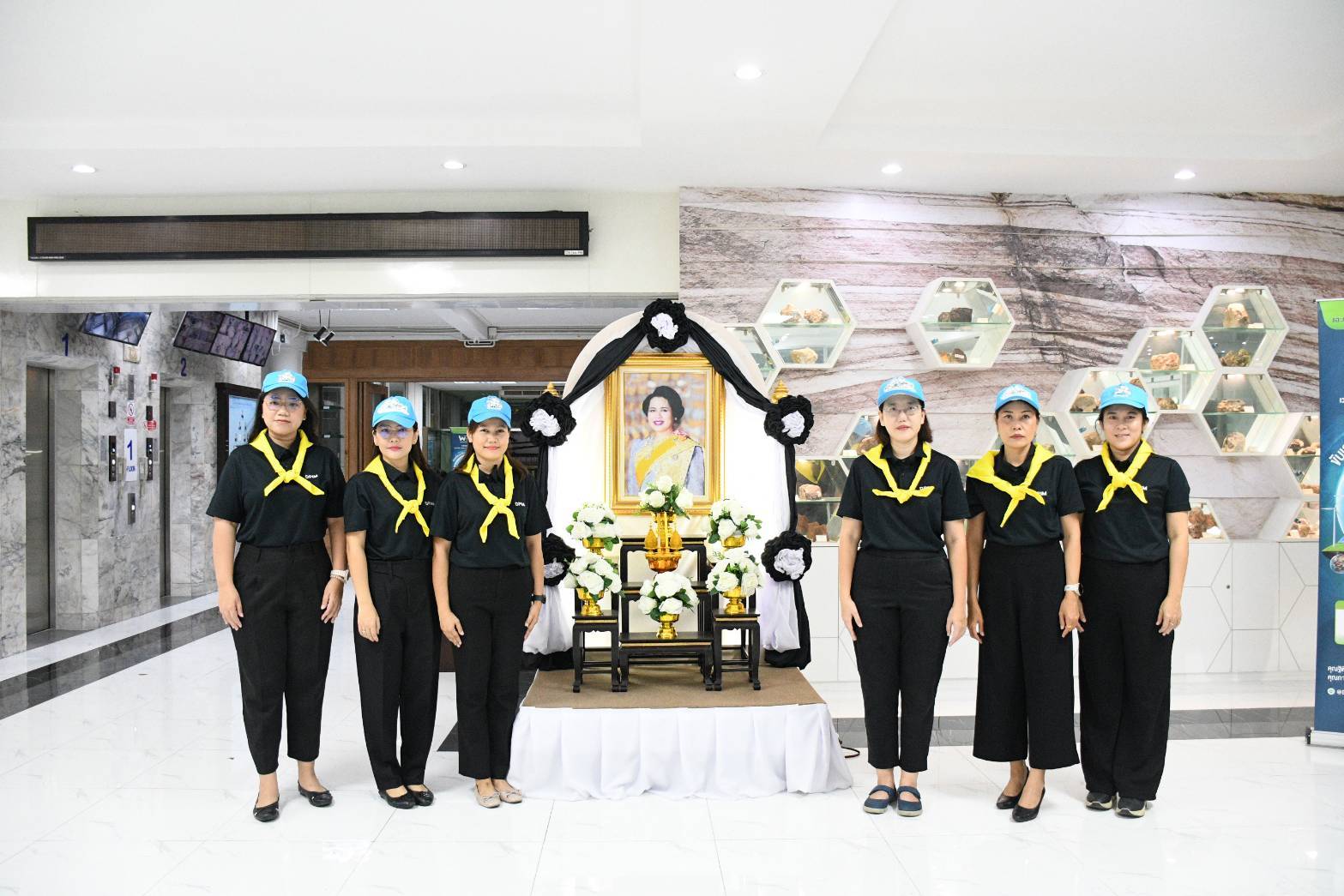 ลสล.สลิลา พร้อมด้วยเจ้าหน้าที่ กพร. ร่วมส่งมอบอาหารพร้อมน้ำดื่ม สำหรับบริการประชาชนที่เข้ากราบสักการะพระบรมศพ สมเด็จพระนางเจ้าสิริกิติ์ พระบรมราชินีนาถ พระบรมราชชนนีพันปีหลวง