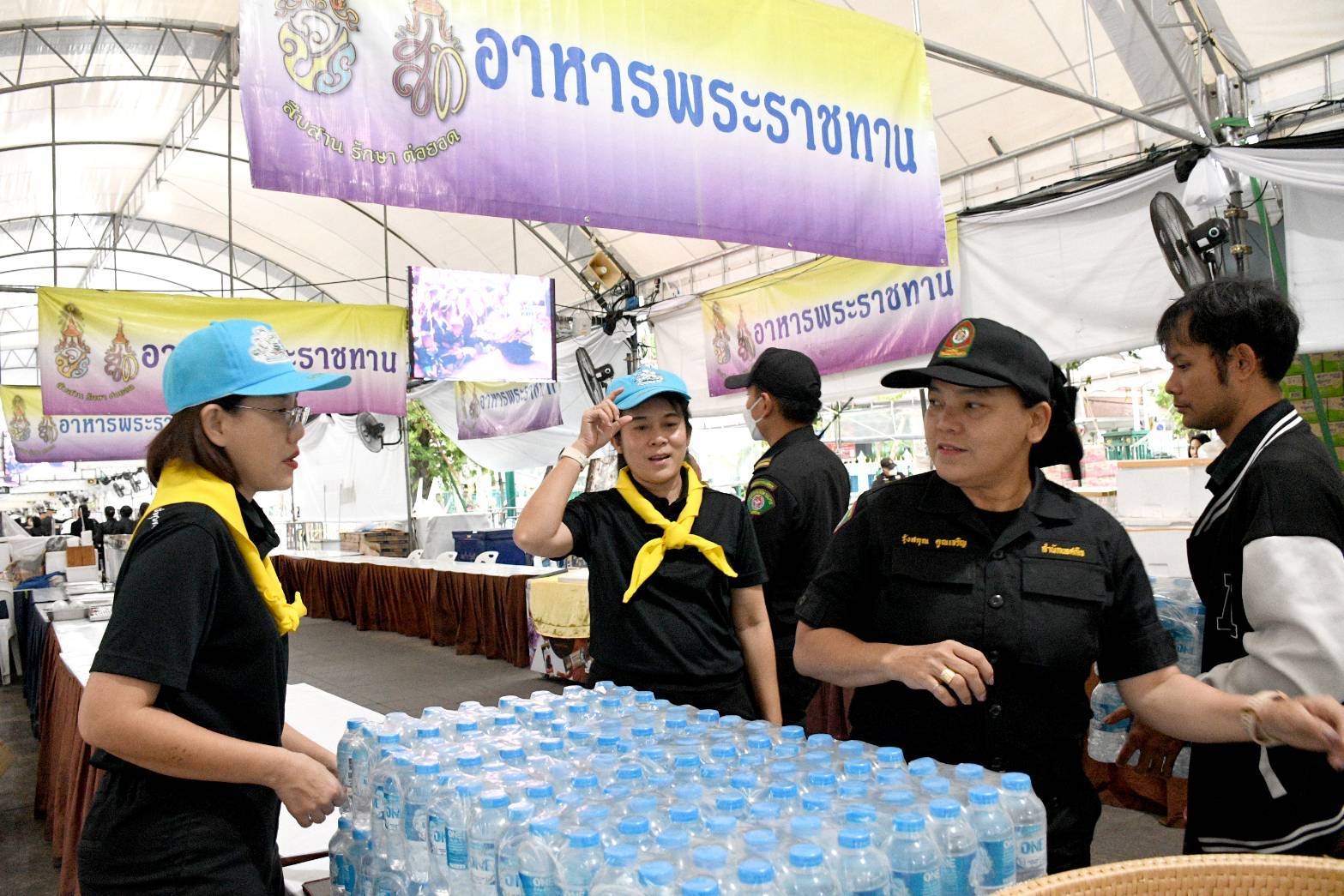 ลสล.สลิลา พร้อมด้วยเจ้าหน้าที่ กพร. ร่วมส่งมอบอาหารพร้อมน้ำดื่ม สำหรับบริการประชาชนที่เข้ากราบสักการะพระบรมศพ สมเด็จพระนางเจ้าสิริกิติ์ พระบรมราชินีนาถ พระบรมราชชนนีพันปีหลวง