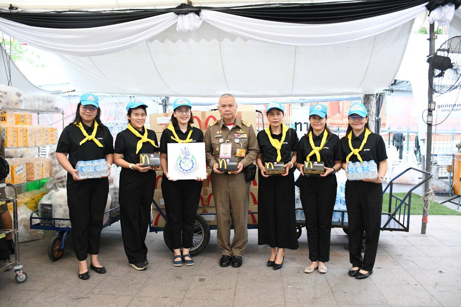 ลสล.สลิลา พร้อมด้วยเจ้าหน้าที่ กพร. ร่วมส่งมอบอาหารพร้อมน้ำดื่ม สำหรับบริการประชาชนที่เข้ากราบสักการะพระบรมศพ สมเด็จพระนางเจ้าสิริกิติ์ พระบรมราชินีนาถ พระบรมราชชนนีพันปีหลวง