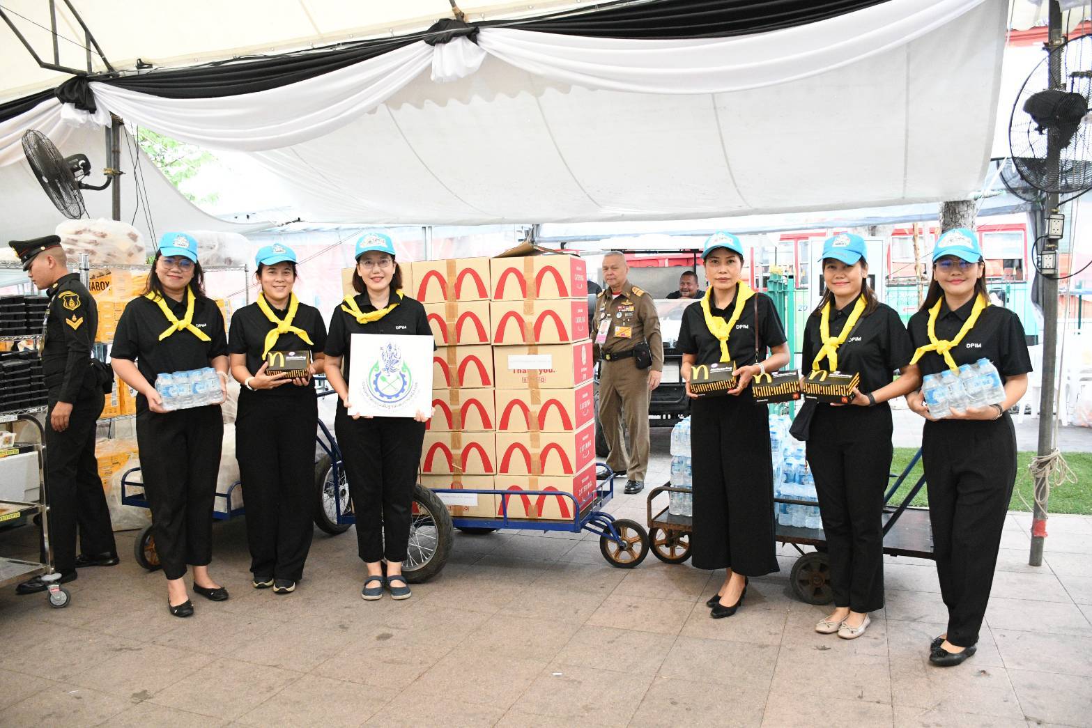 ลสล.สลิลา พร้อมด้วยเจ้าหน้าที่ กพร. ร่วมส่งมอบอาหารพร้อมน้ำดื่ม สำหรับบริการประชาชนที่เข้ากราบสักการะพระบรมศพ สมเด็จพระนางเจ้าสิริกิติ์ พระบรมราชินีนาถ พระบรมราชชนนีพันปีหลวง