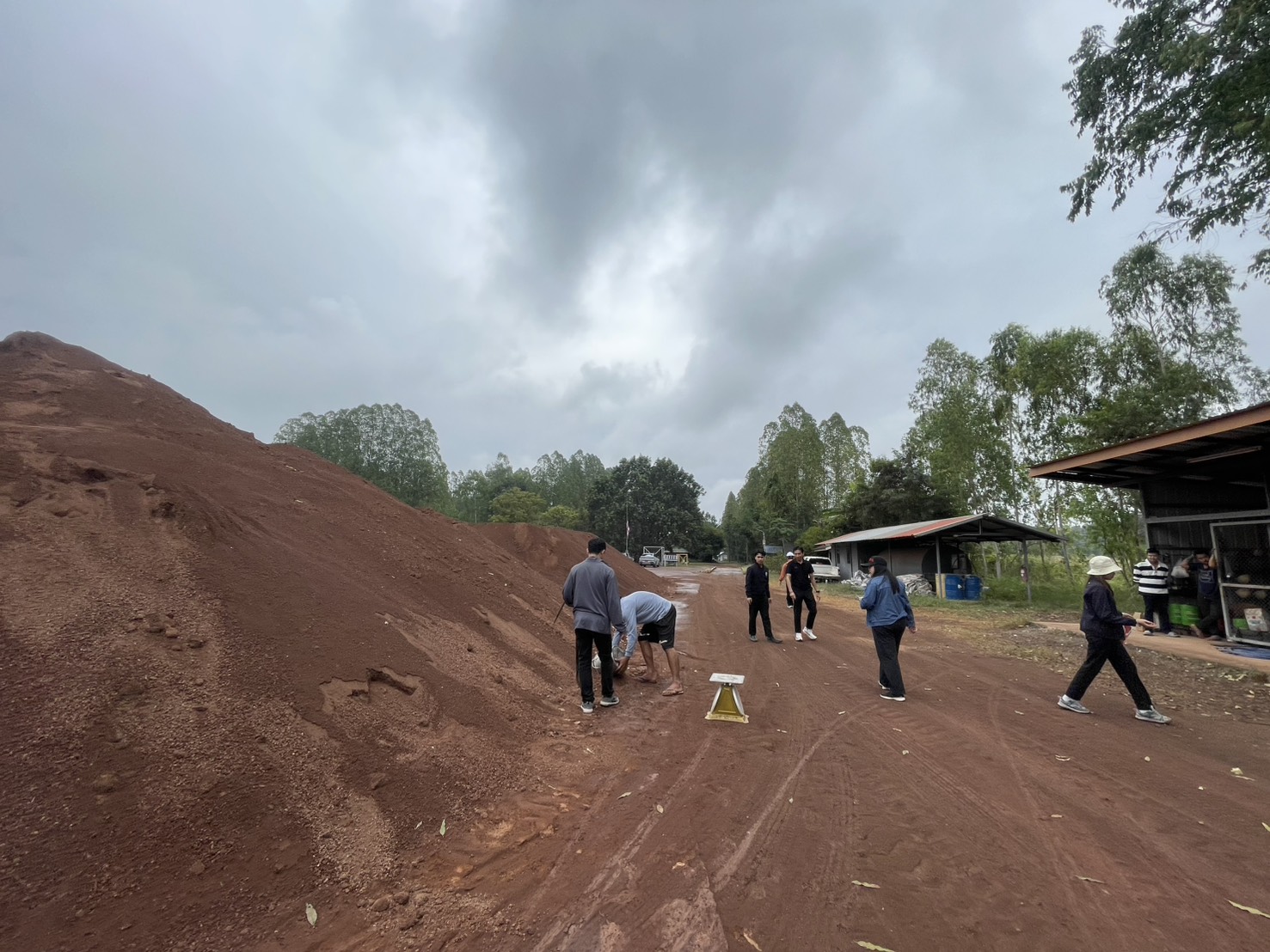 สรข.5 พิษณุโลก ลงพื้นที่ตรวจสอบปริมาณกองสินแร่เหล็กและชักตัวอย่างแร่ ณ โรงแต่งแร่บริษัท ทุ่งทอง ไมนิ่ง จำกัด