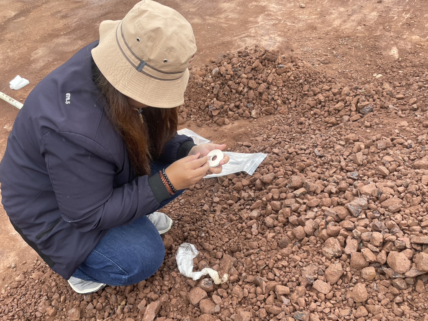 สรข.5 พิษณุโลก ลงพื้นที่ตรวจสอบปริมาณกองสินแร่เหล็กและชักตัวอย่างแร่ ณ โรงแต่งแร่บริษัท ทุ่งทอง ไมนิ่ง จำกัด