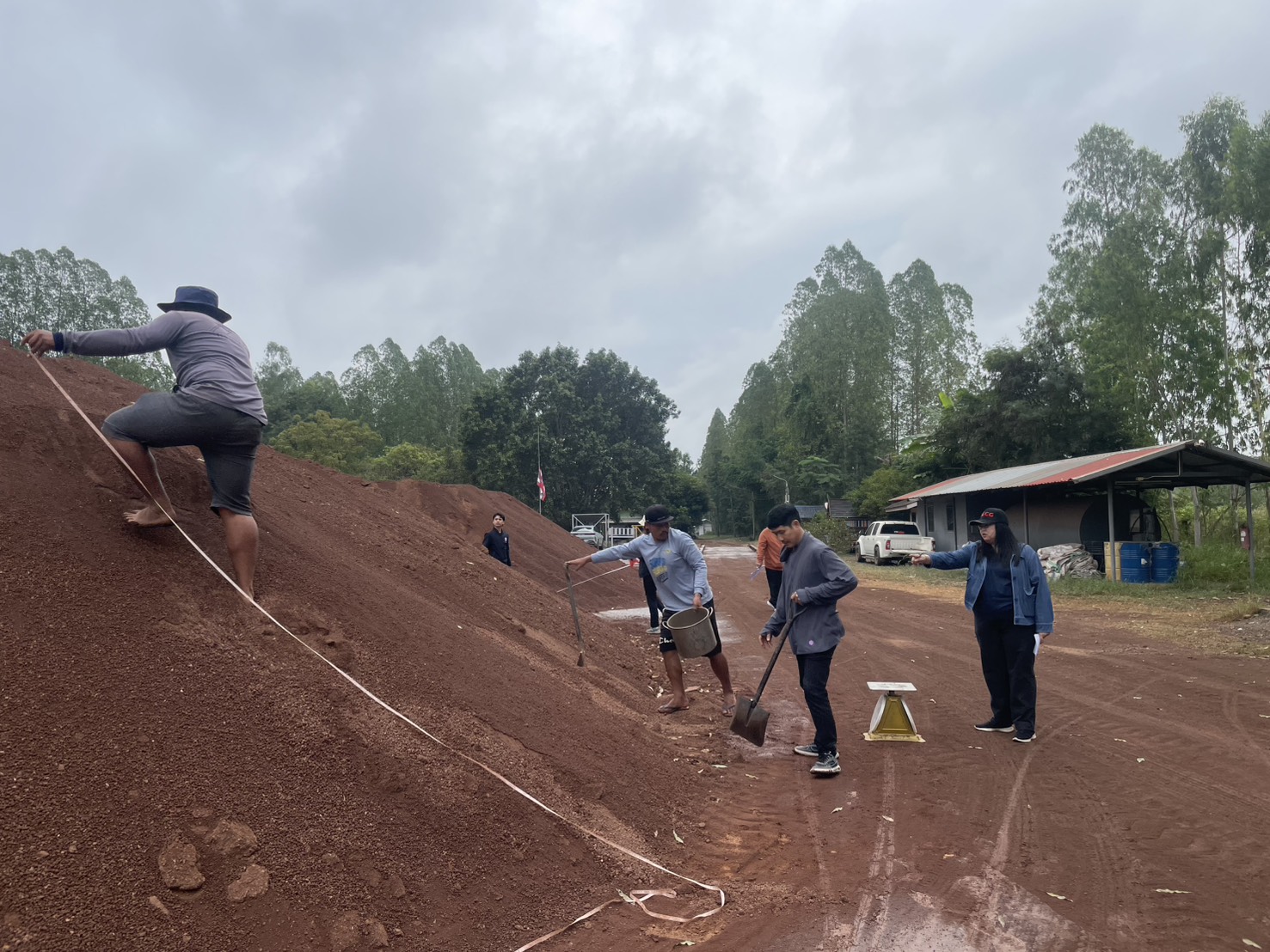 สรข.5 พิษณุโลก ลงพื้นที่ตรวจสอบปริมาณกองสินแร่เหล็กและชักตัวอย่างแร่ ณ โรงแต่งแร่บริษัท ทุ่งทอง ไมนิ่ง จำกัด