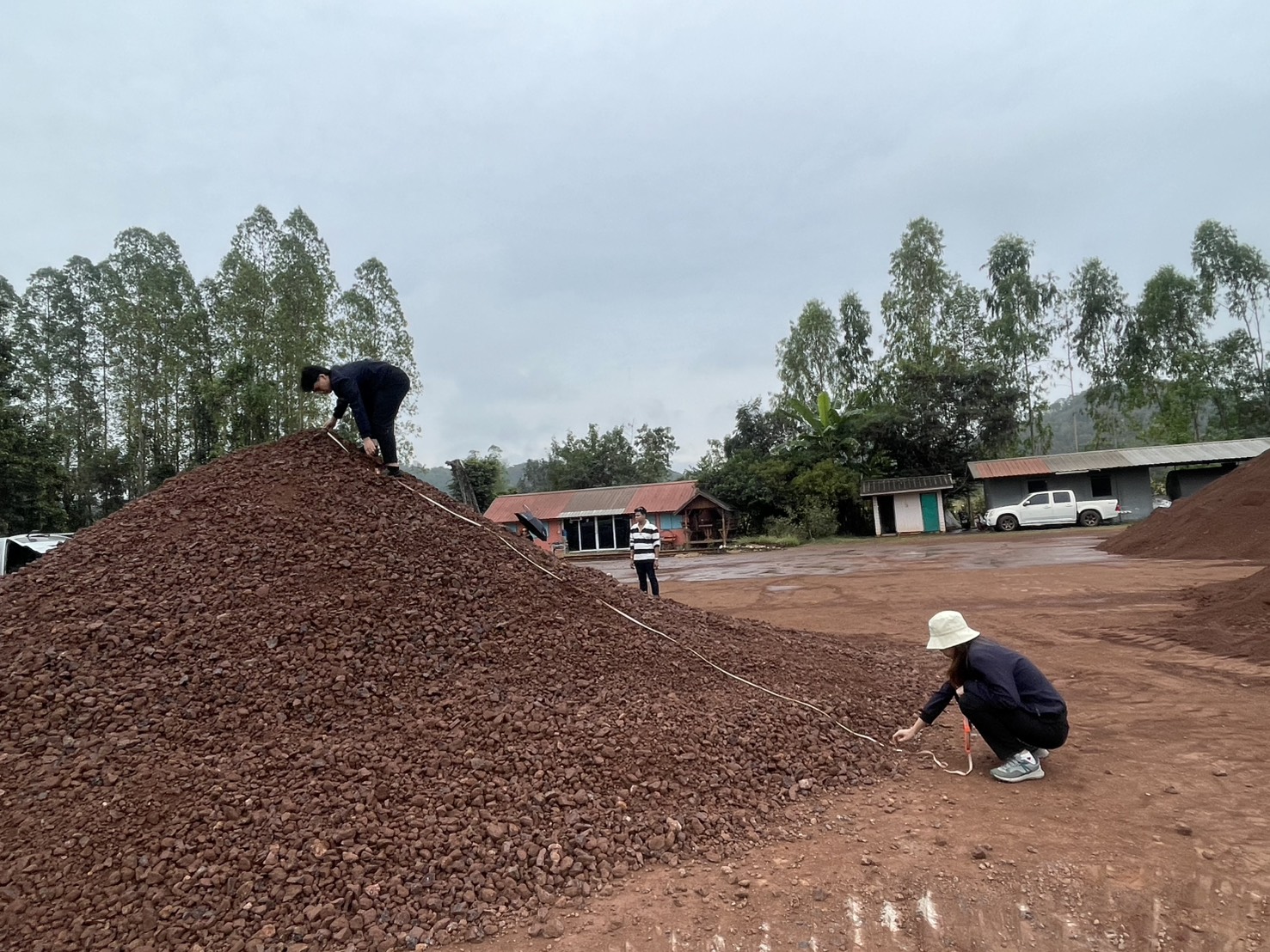 สรข.5 พิษณุโลก ลงพื้นที่ตรวจสอบปริมาณกองสินแร่เหล็กและชักตัวอย่างแร่ ณ โรงแต่งแร่บริษัท ทุ่งทอง ไมนิ่ง จำกัด