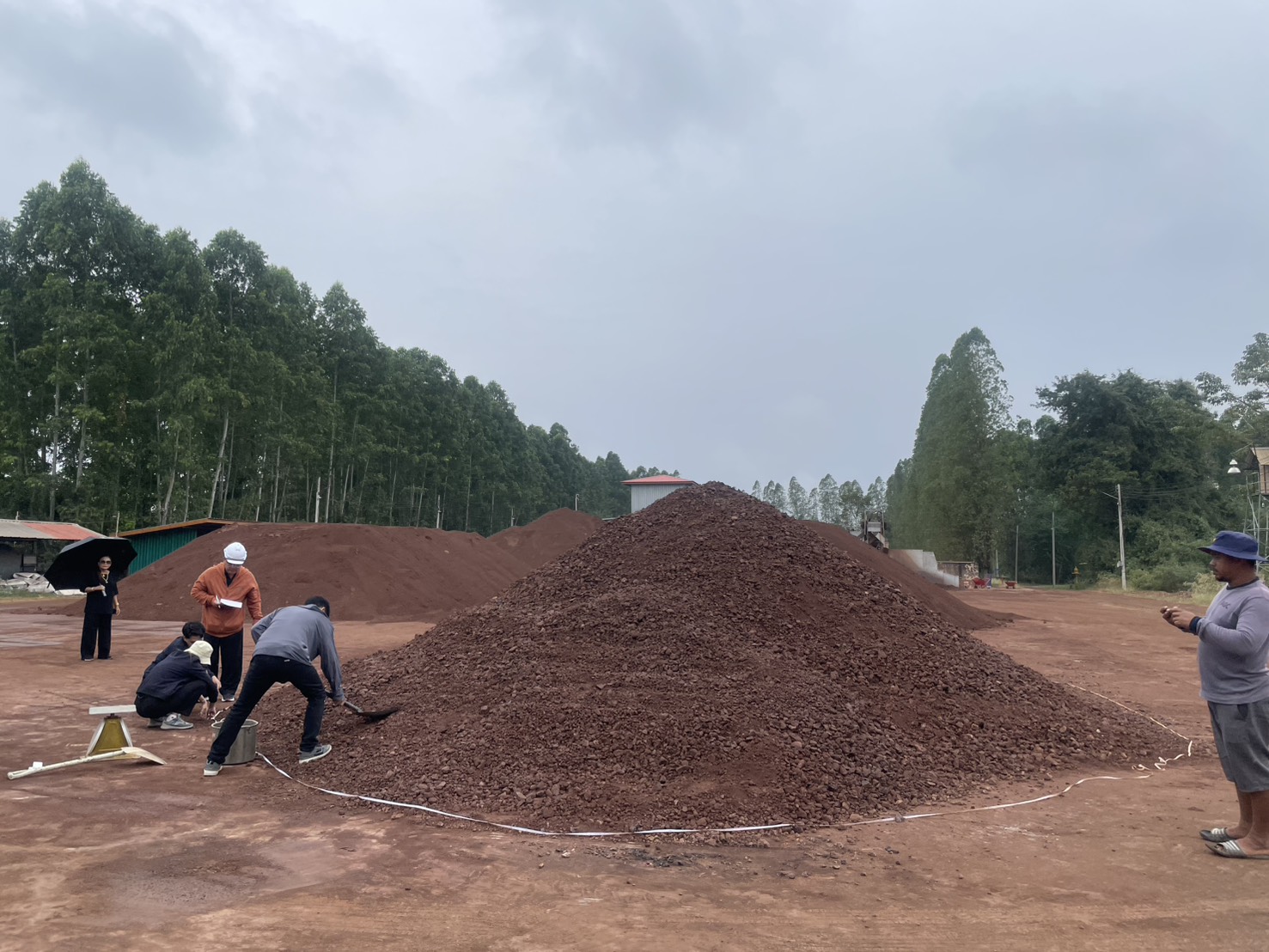 สรข.5 พิษณุโลก ลงพื้นที่ตรวจสอบปริมาณกองสินแร่เหล็กและชักตัวอย่างแร่ ณ โรงแต่งแร่บริษัท ทุ่งทอง ไมนิ่ง จำกัด