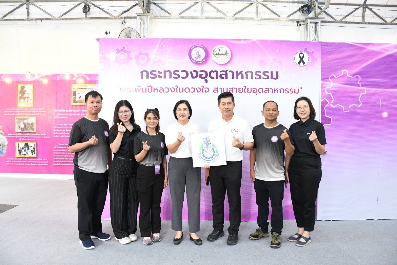 รพร.อานันท์ รพร.อารยา พร้อมด้วย ลสล. และเจ้าหน้าที่ กบว. ร่วมพิธีเปิดงานกาชาด ประจำปี 2568