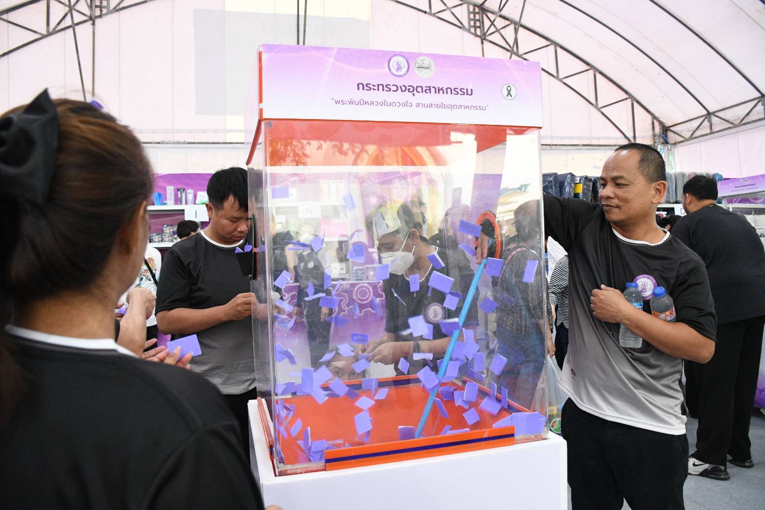 รพร.อานันท์ รพร.อารยา พร้อมด้วย ลสล. และเจ้าหน้าที่ กบว. ร่วมพิธีเปิดงานกาชาด ประจำปี 2568