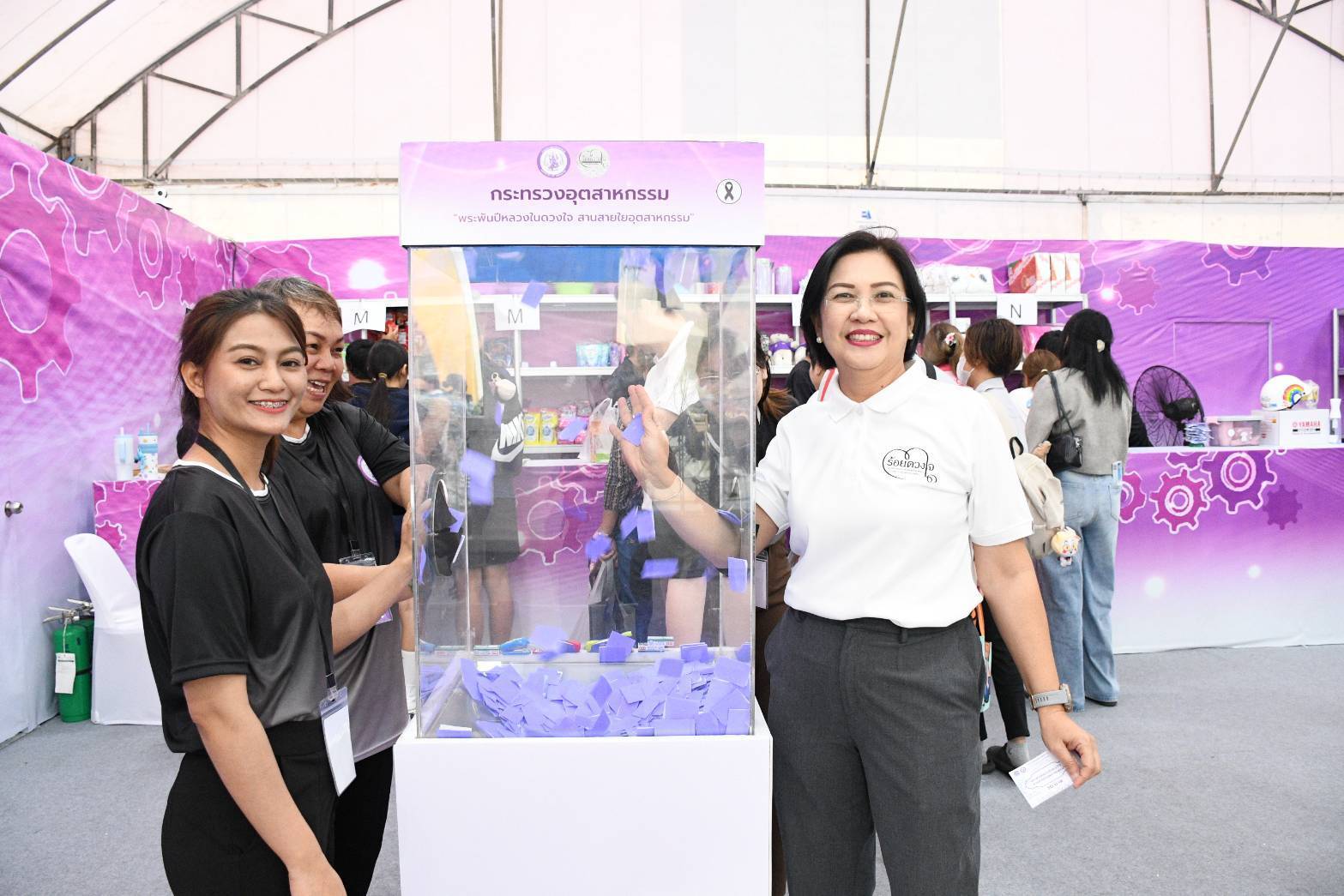 รพร.อานันท์ รพร.อารยา พร้อมด้วย ลสล. และเจ้าหน้าที่ กบว. ร่วมพิธีเปิดงานกาชาด ประจำปี 2568