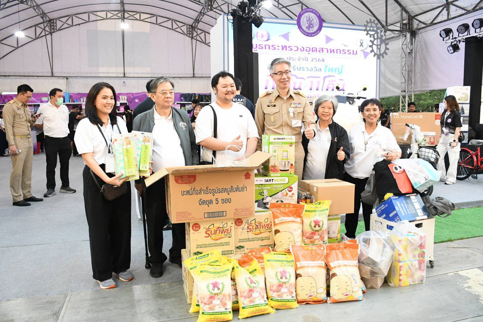 รพร.อานันท์ รพร.อารยา พร้อมด้วย ลสล. และเจ้าหน้าที่ กบว. ร่วมพิธีเปิดงานกาชาด ประจำปี 2568