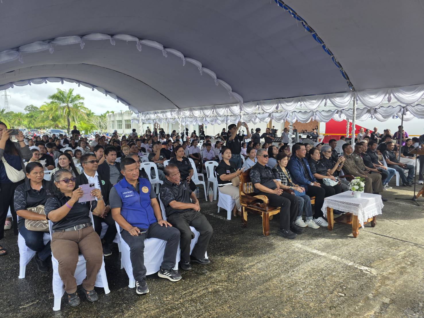 รพร.อารยา เป็นประธานกล่าวเปิดการสัมมนาถ่ายทอดองค์ความรู้ เรื่อง “เทคโนโลยีการผลิตทรายทดแทนจากหินฝุ่นแกรนิตระดับโรงงานต้นแบบ และการเพิ่มคุณภาพแร่เฟลด์สปาร์เกรดต่ำ