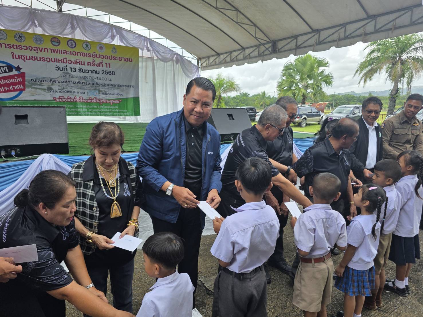 รพร.อารยา เป็นประธานกล่าวเปิดการสัมมนาถ่ายทอดองค์ความรู้ เรื่อง “เทคโนโลยีการผลิตทรายทดแทนจากหินฝุ่นแกรนิตระดับโรงงานต้นแบบ และการเพิ่มคุณภาพแร่เฟลด์สปาร์เกรดต่ำ