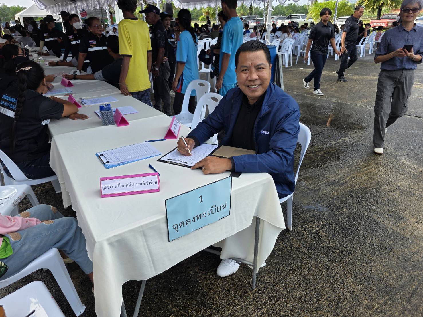 รพร.อารยา เป็นประธานกล่าวเปิดการสัมมนาถ่ายทอดองค์ความรู้ เรื่อง “เทคโนโลยีการผลิตทรายทดแทนจากหินฝุ่นแกรนิตระดับโรงงานต้นแบบ และการเพิ่มคุณภาพแร่เฟลด์สปาร์เกรดต่ำ