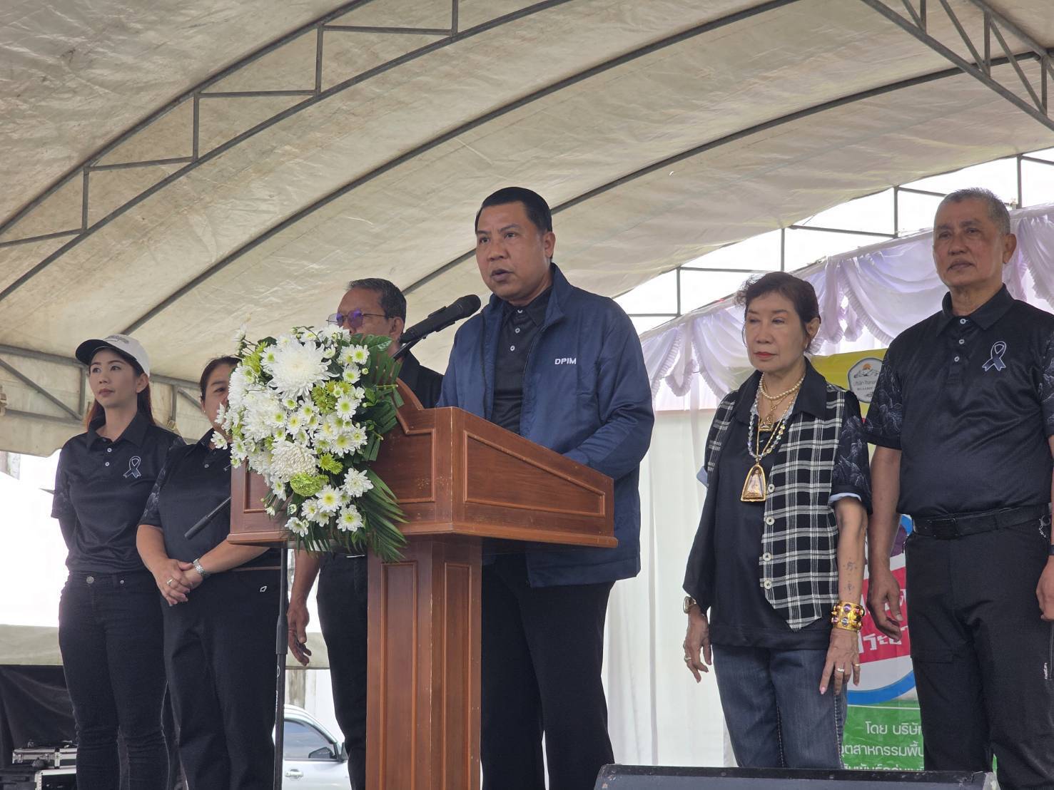 รพร.อารยา เป็นประธานกล่าวเปิดการสัมมนาถ่ายทอดองค์ความรู้ เรื่อง “เทคโนโลยีการผลิตทรายทดแทนจากหินฝุ่นแกรนิตระดับโรงงานต้นแบบ และการเพิ่มคุณภาพแร่เฟลด์สปาร์เกรดต่ำ