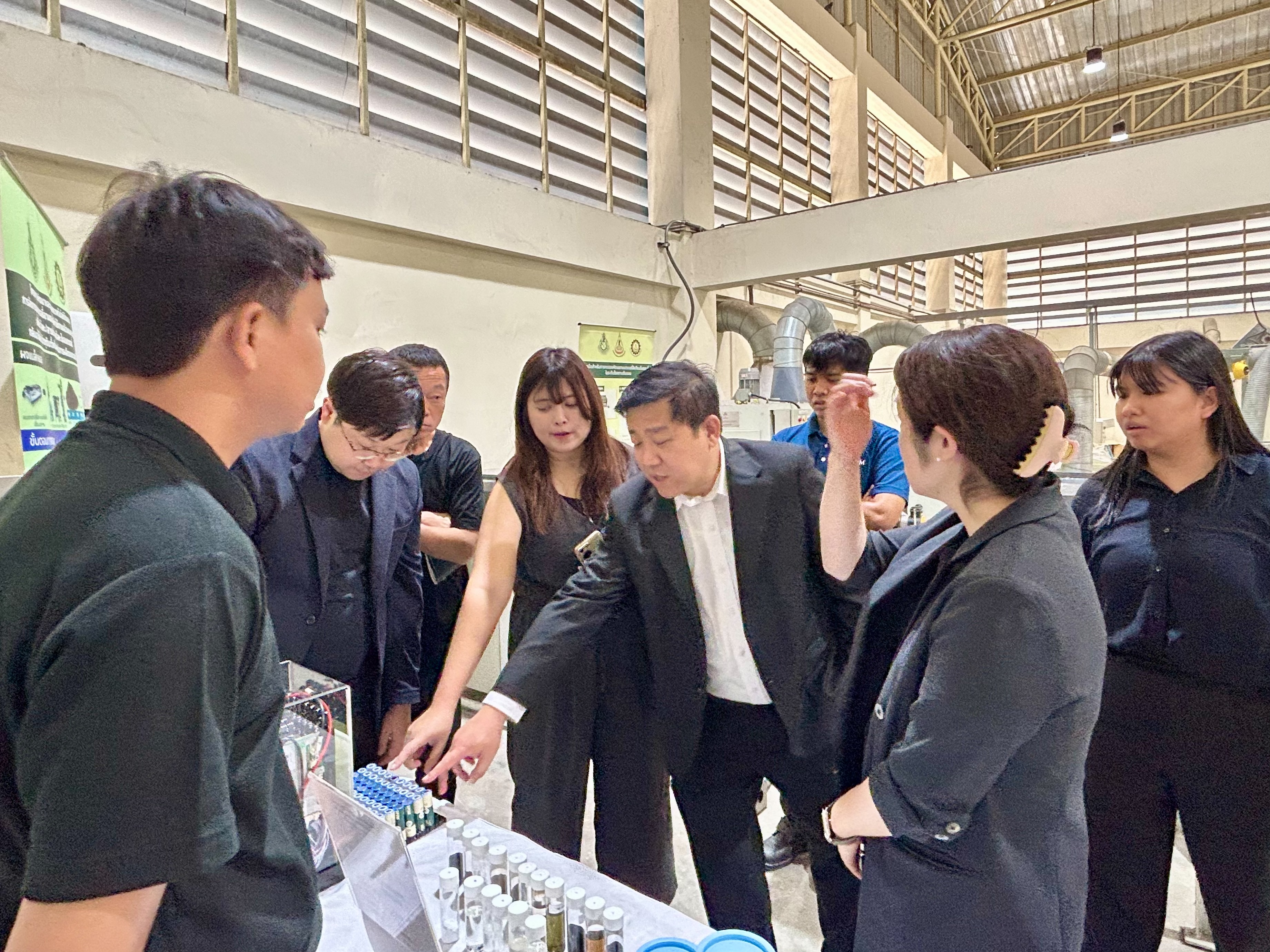 ผอ.กนอ. ให้การต้อนรับและประชุมหารือกับ Mr. Kenji Sugihara, CEO of Hybrid Conscious LLC and Advisor to e-Grid Inc., Mr. Yasuki Kawazawa, CEO of Naturenix Inc. และ Ms. Nakamoto Kazue เพื่อแลกเปลี่ยนข้อมูลและองค์ความรู้เกี่ยวกับเทคโนโลยีรีไซเคิล