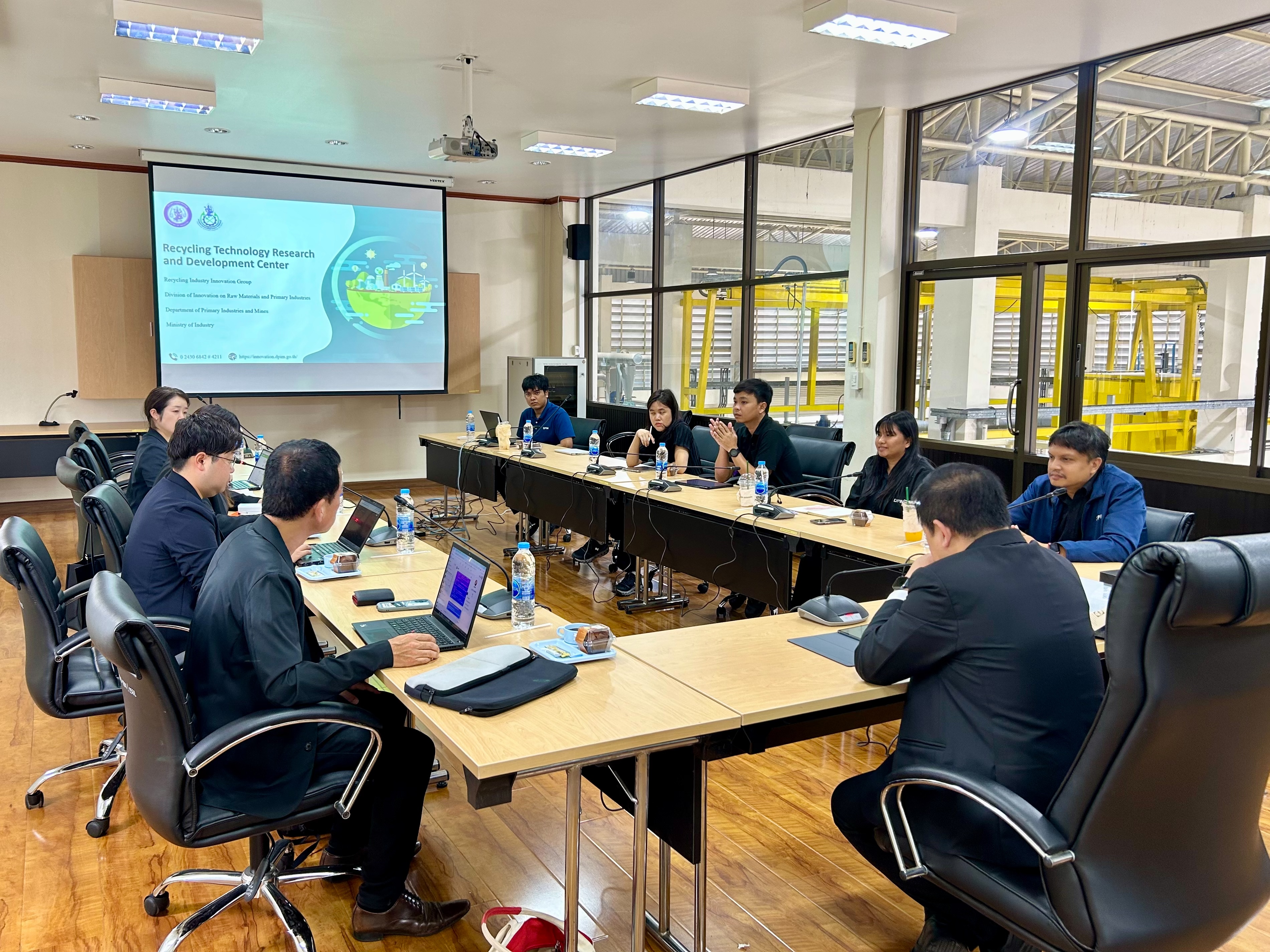 ผอ.กนอ. ให้การต้อนรับและประชุมหารือกับ Mr. Kenji Sugihara, CEO of Hybrid Conscious LLC and Advisor to e-Grid Inc., Mr. Yasuki Kawazawa, CEO of Naturenix Inc. และ Ms. Nakamoto Kazue เพื่อแลกเปลี่ยนข้อมูลและองค์ความรู้เกี่ยวกับเทคโนโลยีรีไซเคิล