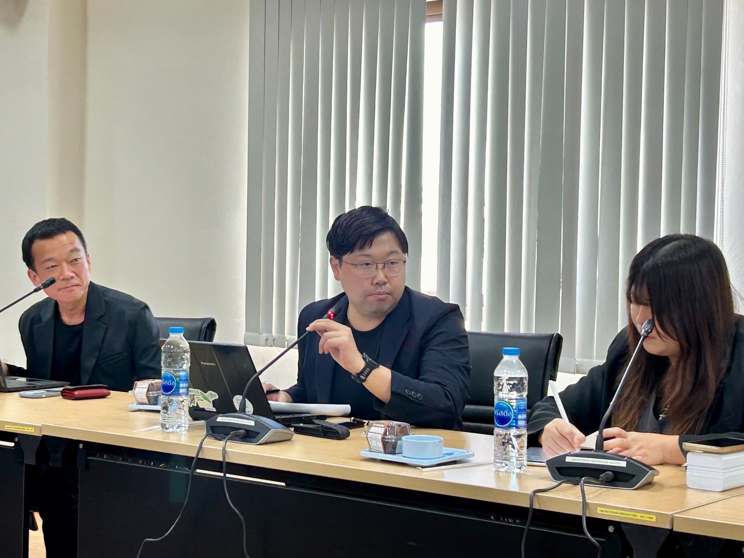 ผอ.กนอ. ให้การต้อนรับและประชุมหารือกับ Mr. Kenji Sugihara, CEO of Hybrid Conscious LLC and Advisor to e-Grid Inc., Mr. Yasuki Kawazawa, CEO of Naturenix Inc. และ Ms. Nakamoto Kazue เพื่อแลกเปลี่ยนข้อมูลและองค์ความรู้เกี่ยวกับเทคโนโลยีรีไซเคิล