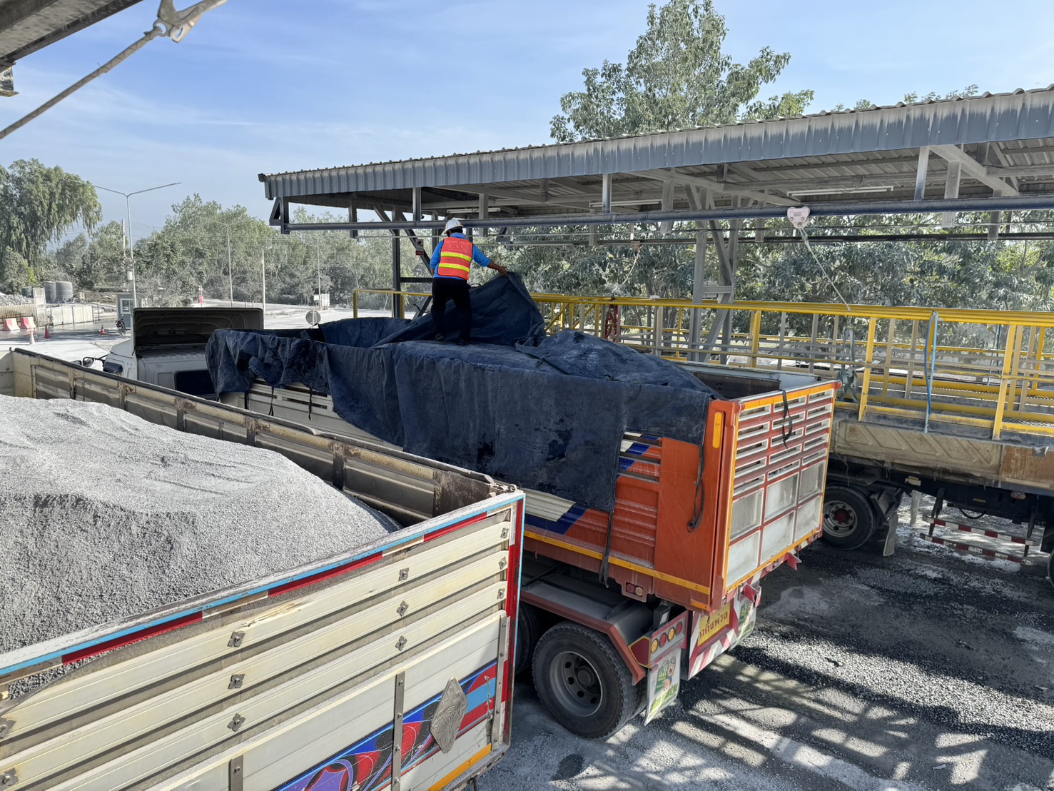 สรข.7 ลงพื้นที่ตรวจติดตามมาตรการการปิดคลุมรถบรรทุก ตามประกาศคณะทำงานเพื่อแก้ไขปัญหาเรื่องฝุ่นละอองบริเวณสามแยกบ่อพลอย ต.จรเข้สามพัน อ.อู่ทอง จ.สุพรรณบุรี