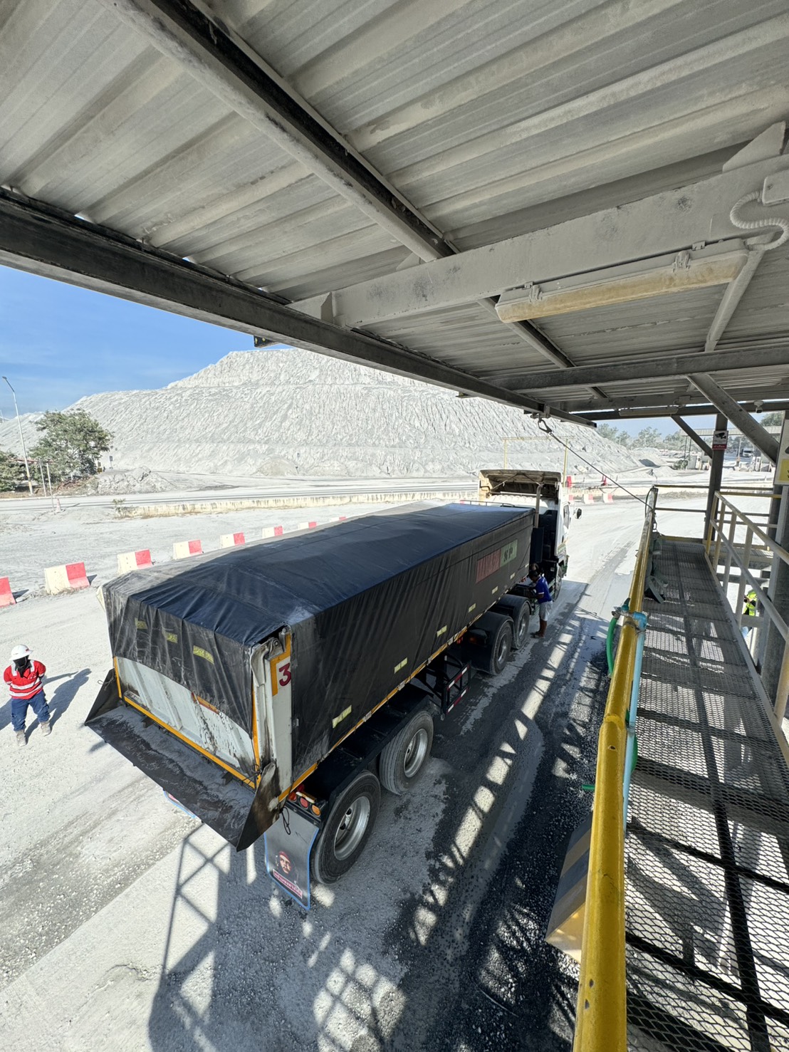 สรข.7 ลงพื้นที่ตรวจติดตามมาตรการการปิดคลุมรถบรรทุก ตามประกาศคณะทำงานเพื่อแก้ไขปัญหาเรื่องฝุ่นละอองบริเวณสามแยกบ่อพลอย ต.จรเข้สามพัน อ.อู่ทอง จ.สุพรรณบุรี