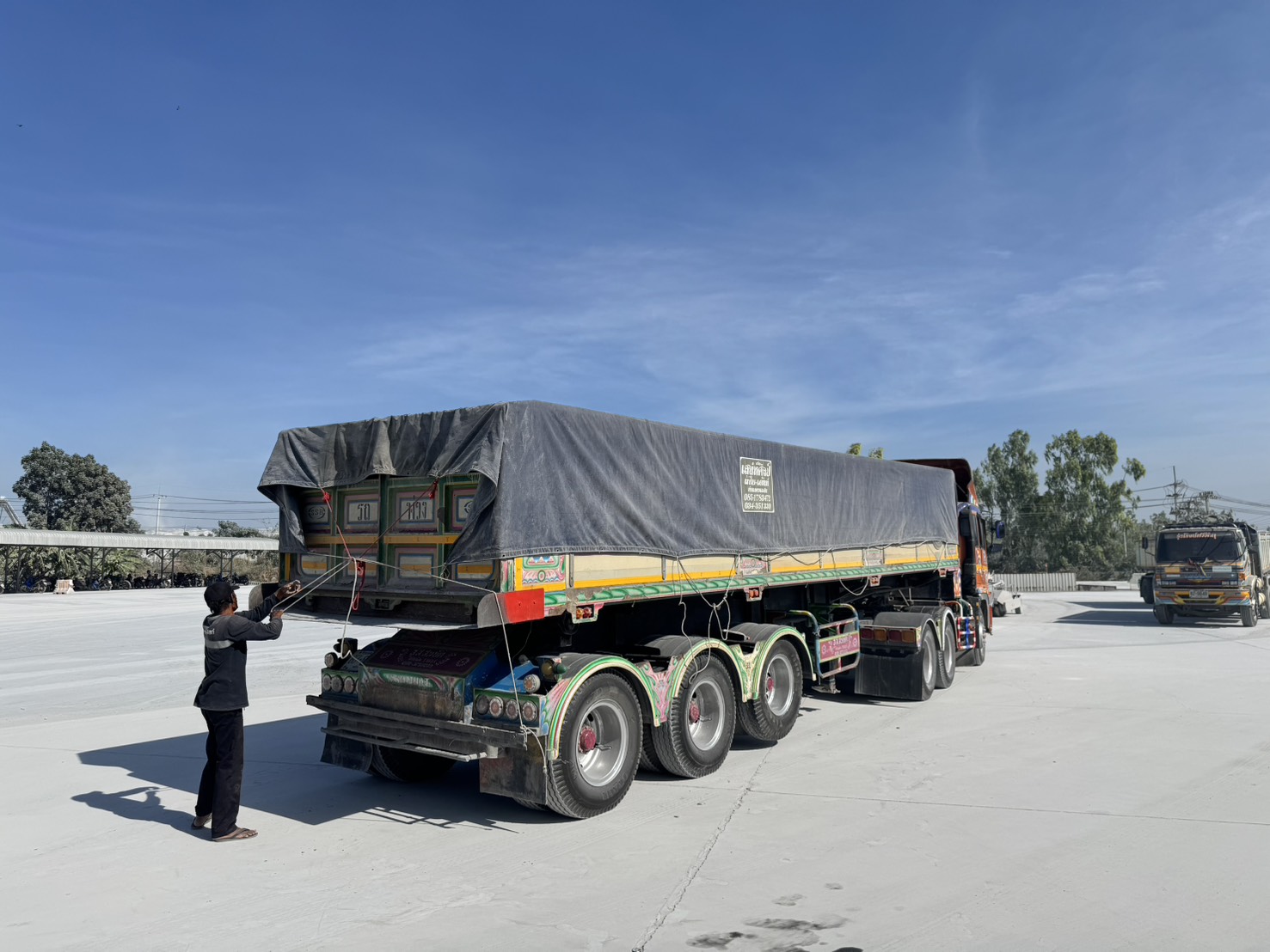 สรข.7 ลงพื้นที่ตรวจติดตามมาตรการการปิดคลุมรถบรรทุก ตามประกาศคณะทำงานเพื่อแก้ไขปัญหาเรื่องฝุ่นละอองบริเวณสามแยกบ่อพลอย ต.จรเข้สามพัน อ.อู่ทอง จ.สุพรรณบุรี