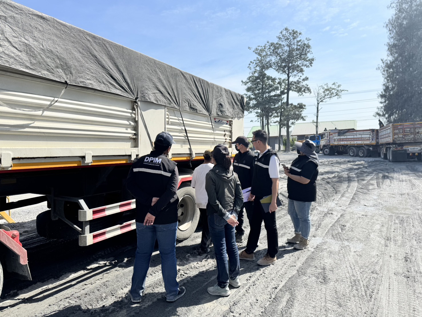 สรข.7 ลงพื้นที่ตรวจติดตามมาตรการการปิดคลุมรถบรรทุก ตามประกาศคณะทำงานเพื่อแก้ไขปัญหาเรื่องฝุ่นละอองบริเวณสามแยกบ่อพลอย ต.จรเข้สามพัน อ.อู่ทอง จ.สุพรรณบุรี