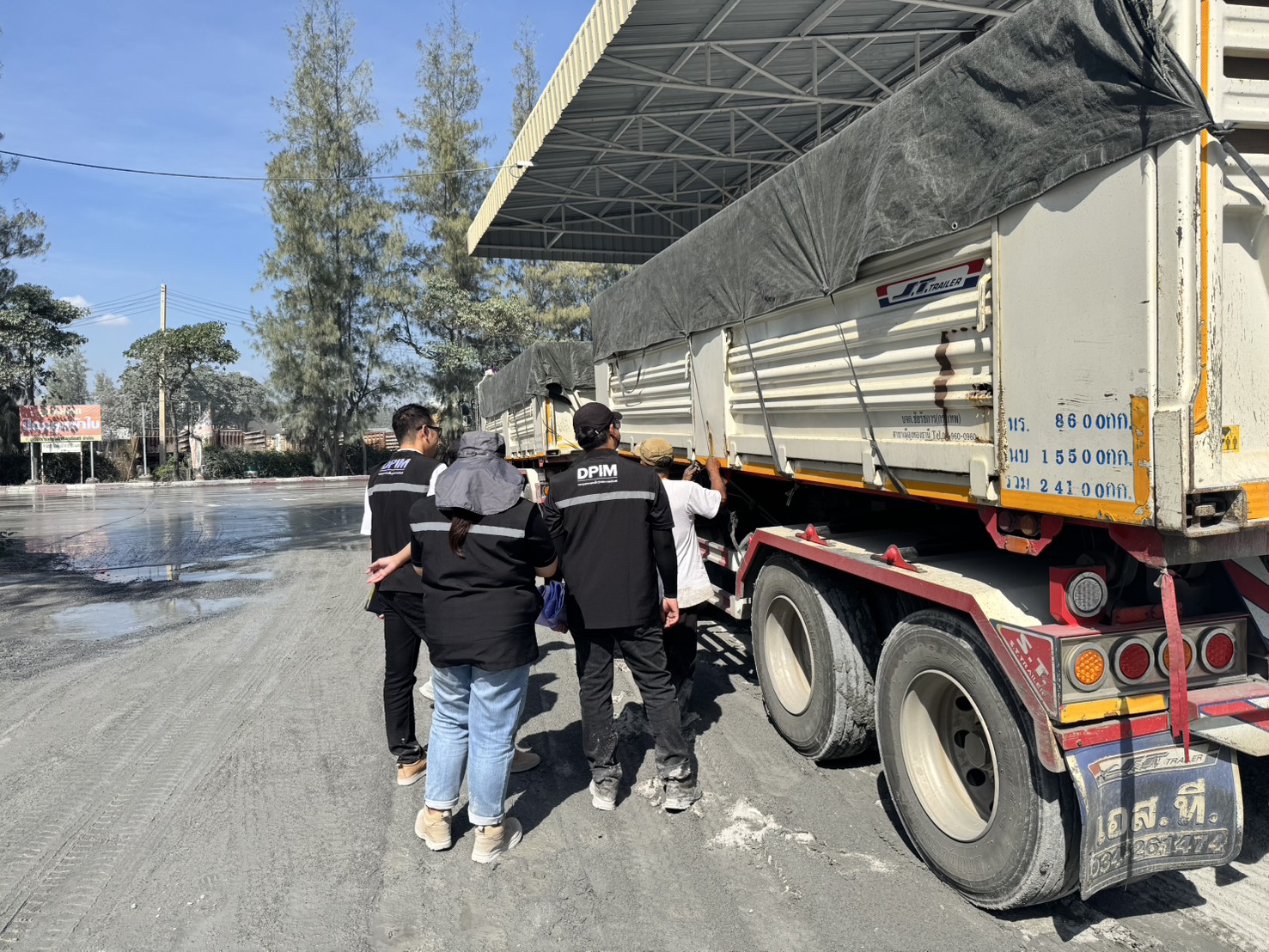 สรข.7 ลงพื้นที่ตรวจติดตามมาตรการการปิดคลุมรถบรรทุก ตามประกาศคณะทำงานเพื่อแก้ไขปัญหาเรื่องฝุ่นละอองบริเวณสามแยกบ่อพลอย ต.จรเข้สามพัน อ.อู่ทอง จ.สุพรรณบุรี