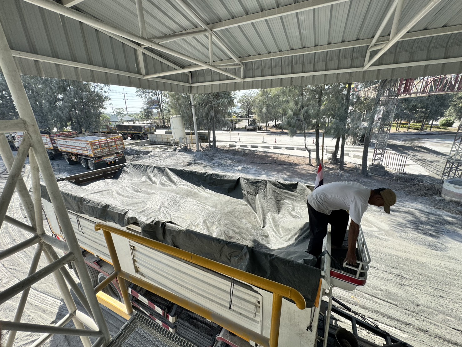 สรข.7 ลงพื้นที่ตรวจติดตามมาตรการการปิดคลุมรถบรรทุก ตามประกาศคณะทำงานเพื่อแก้ไขปัญหาเรื่องฝุ่นละอองบริเวณสามแยกบ่อพลอย ต.จรเข้สามพัน อ.อู่ทอง จ.สุพรรณบุรี