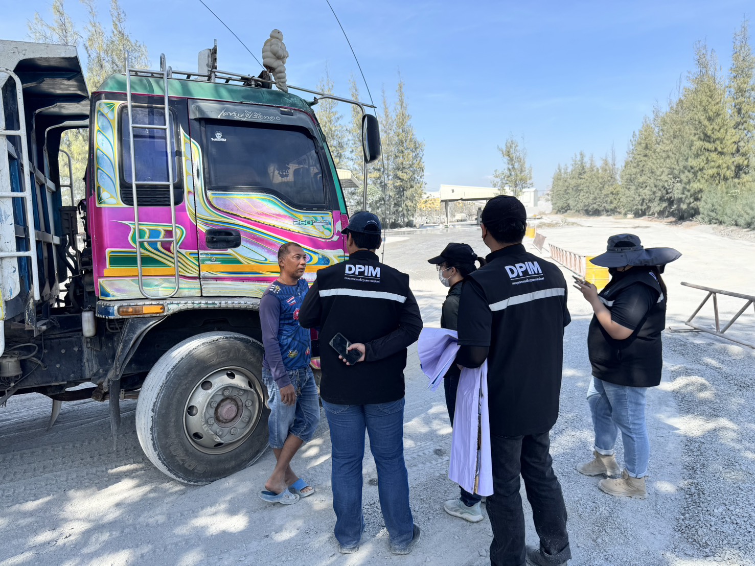 สรข.7 ลงพื้นที่ตรวจติดตามมาตรการการปิดคลุมรถบรรทุก ตามประกาศคณะทำงานเพื่อแก้ไขปัญหาเรื่องฝุ่นละอองบริเวณสามแยกบ่อพลอย ต.จรเข้สามพัน อ.อู่ทอง จ.สุพรรณบุรี