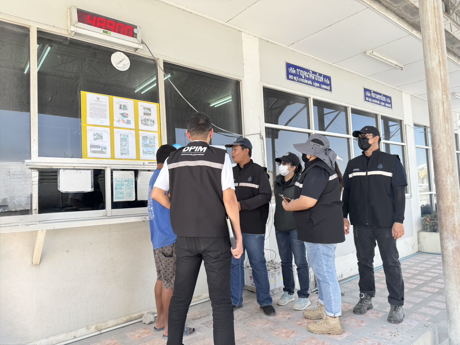 สรข.7 ลงพื้นที่ตรวจติดตามมาตรการการปิดคลุมรถบรรทุก ตามประกาศคณะทำงานเพื่อแก้ไขปัญหาเรื่องฝุ่นละอองบริเวณสามแยกบ่อพลอย ต.จรเข้สามพัน อ.อู่ทอง จ.สุพรรณบุรี