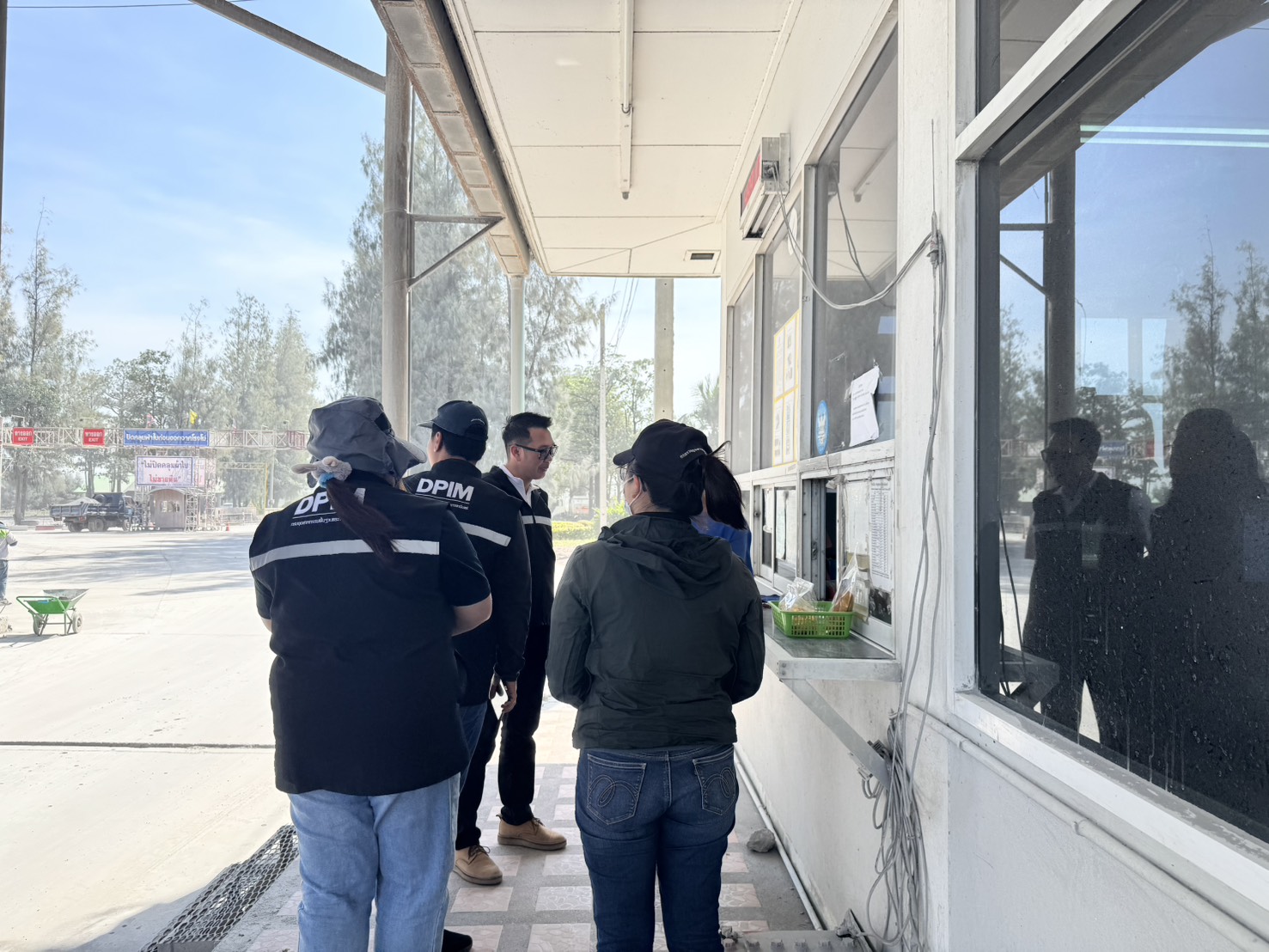 สรข.7 ลงพื้นที่ตรวจติดตามมาตรการการปิดคลุมรถบรรทุก ตามประกาศคณะทำงานเพื่อแก้ไขปัญหาเรื่องฝุ่นละอองบริเวณสามแยกบ่อพลอย ต.จรเข้สามพัน อ.อู่ทอง จ.สุพรรณบุรี