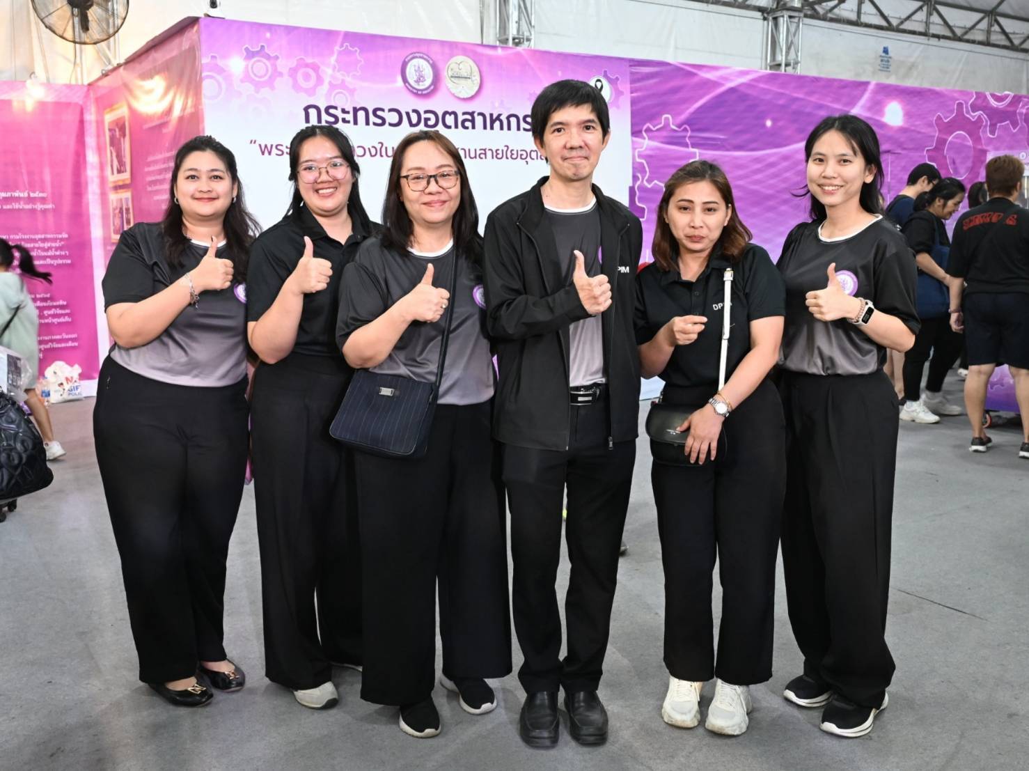 ผชช.ชาญชัย​ฯ ผอ.กยผ. พร้อมด้วยเจ้าหน้าที่ กยผ. ร่วมกิจกรรมร้านกระทรวงอุตสาหกรรม ในงานกาชาด ประจำปี 2568