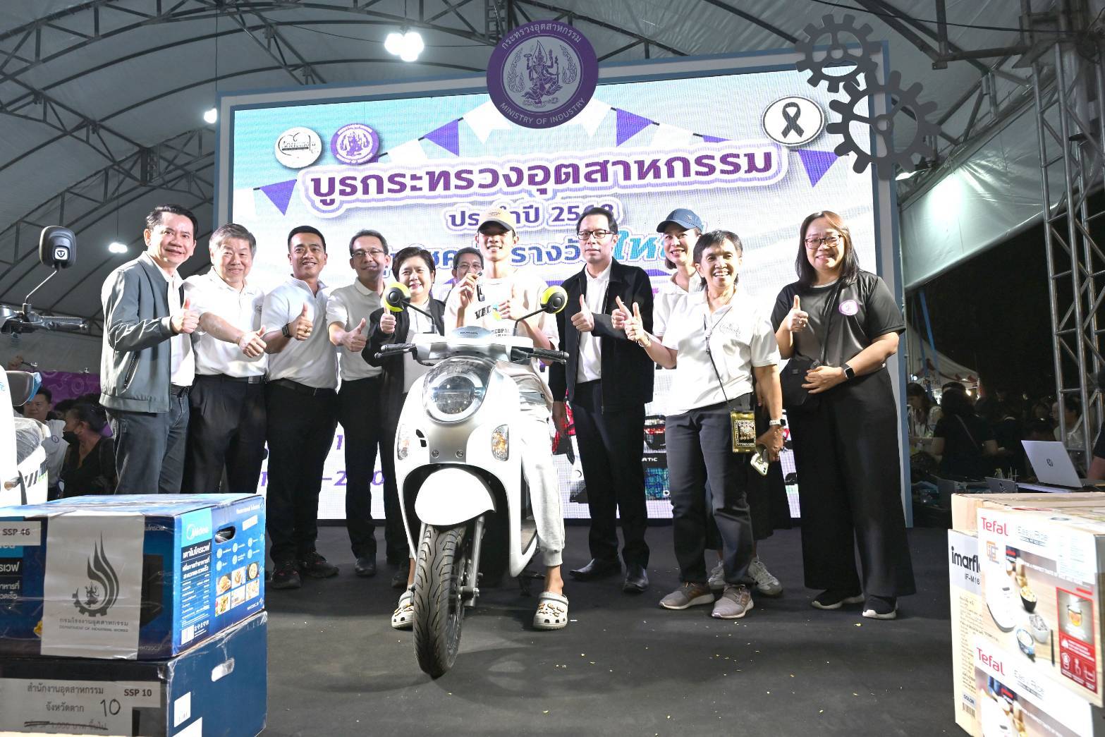 ผชช.ชาญชัย​ฯ ผอ.กยผ. พร้อมด้วยเจ้าหน้าที่ กยผ. ร่วมกิจกรรมร้านกระทรวงอุตสาหกรรม ในงานกาชาด ประจำปี 2568