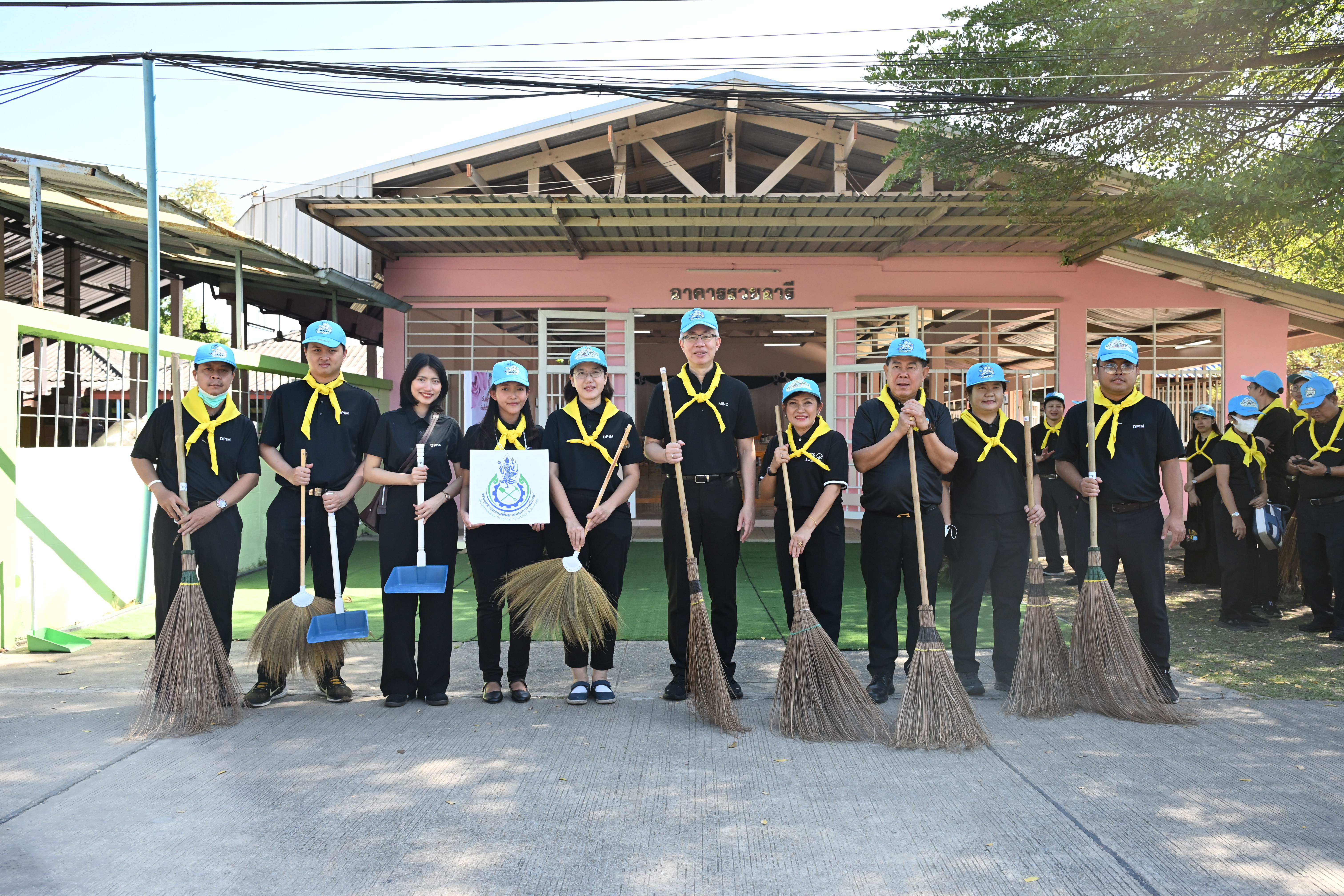 ลสล. และเจ้าหน้าที่ กพร. เข้าร่วมกิจกรรมจิตอาสา “ตามรอยพ่อ ที่บ้านกึ่งวิถี” เนื่องในวันคล้ายวันพระบรมราชสมภพ พระบาทสมเด็จพระบรมชนกาธิเบศร มหาภูมิพลอดุลยเดชมหาราช บรมนาถบพิตร วันชาติ และวันพ่อแห่งชาติ 5 ธันวาคม 2568