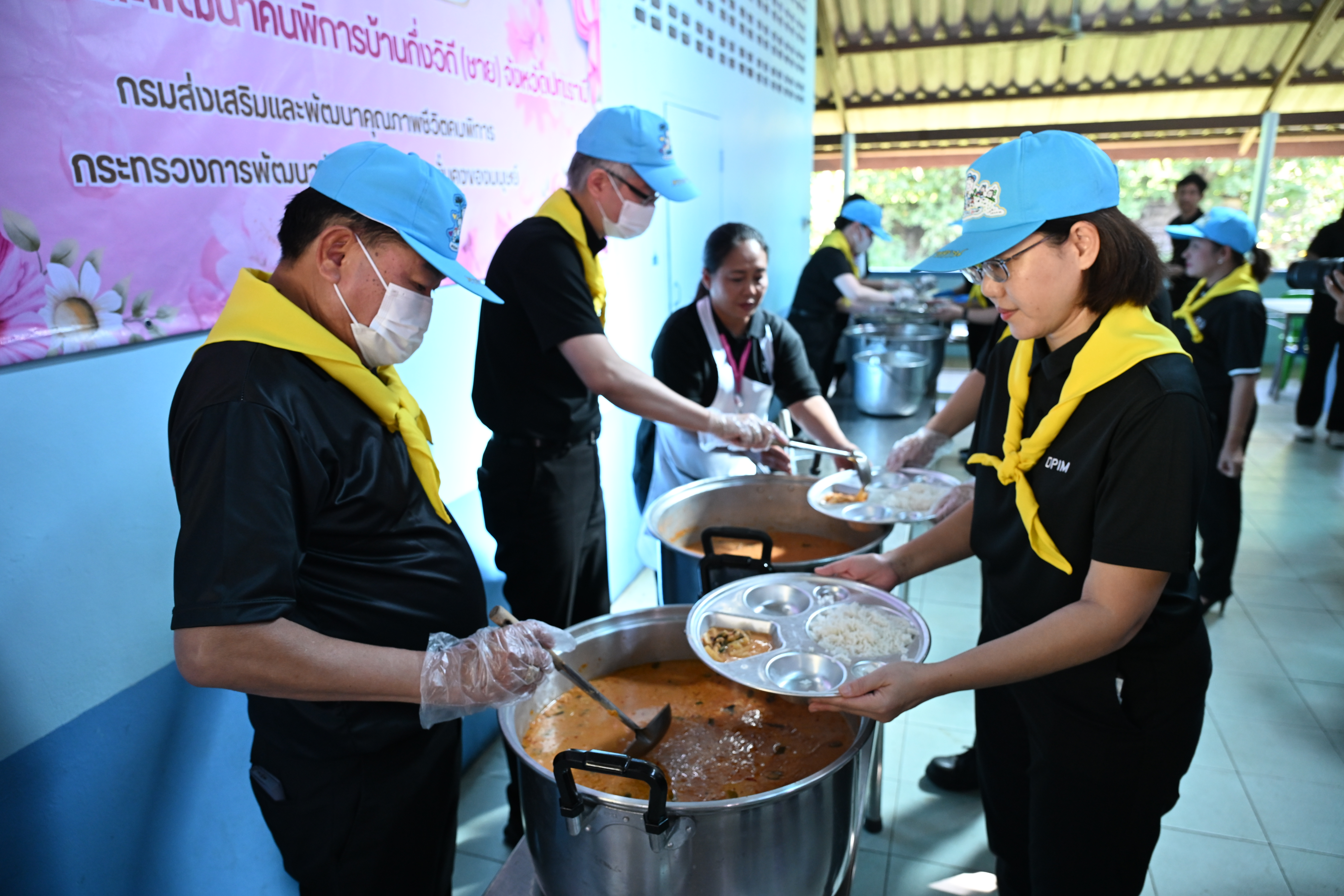 ลสล. และเจ้าหน้าที่ กพร. เข้าร่วมกิจกรรมจิตอาสา “ตามรอยพ่อ ที่บ้านกึ่งวิถี” เนื่องในวันคล้ายวันพระบรมราชสมภพ พระบาทสมเด็จพระบรมชนกาธิเบศร มหาภูมิพลอดุลยเดชมหาราช บรมนาถบพิตร วันชาติ และวันพ่อแห่งชาติ 5 ธันวาคม 2568