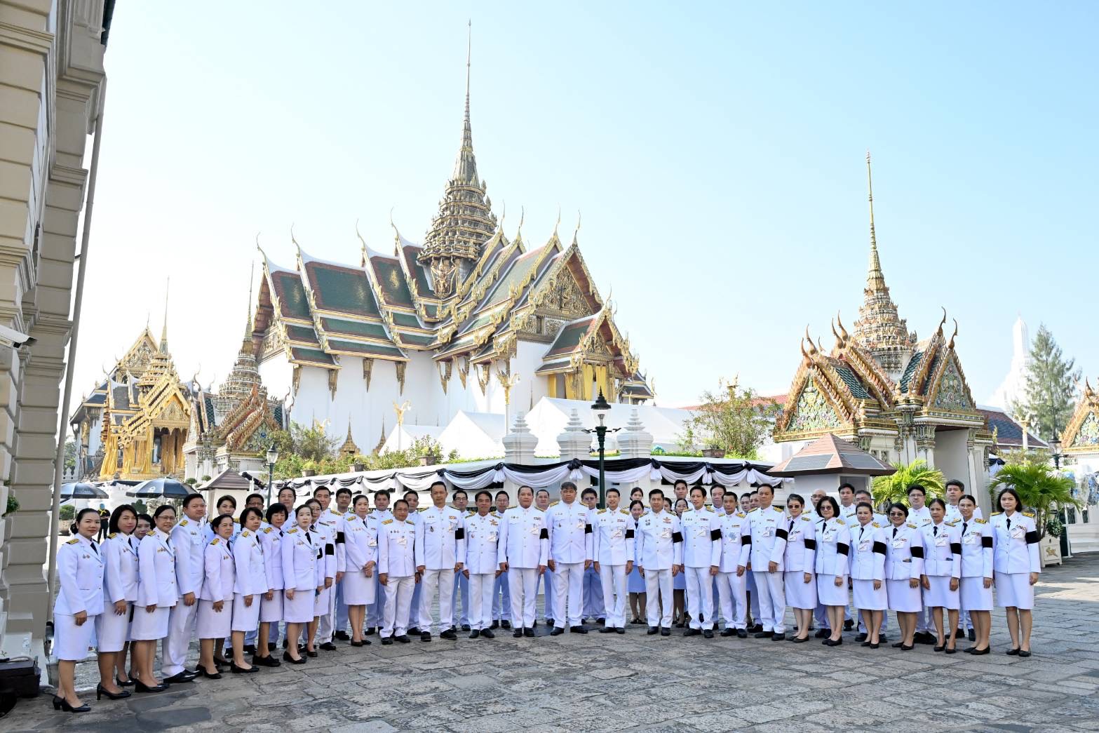 อพร.อดิทัต พร้อมด้วย รพร.อานันท์ และ รพร.ปณตสรรค์ ร่วมผลัดเวรเฝ้าฯ ในพระพิธีธรรมสวดพระอภิธรรมพระบรมศพ สมเด็จพระนางเจ้าสิริกิติ์ พระบรมราชินีนาถ พระบรมราชชนนีพันปีหลวง