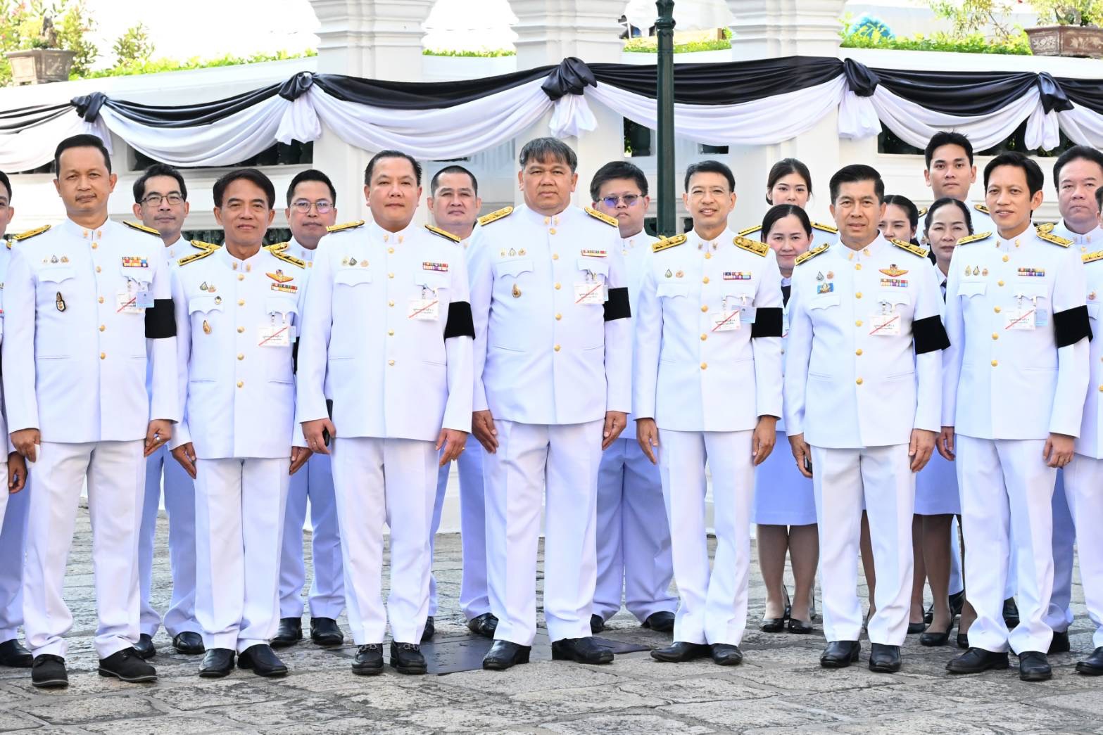 อพร.อดิทัต พร้อมด้วย รพร.อานันท์ และ รพร.ปณตสรรค์ ร่วมผลัดเวรเฝ้าฯ ในพระพิธีธรรมสวดพระอภิธรรมพระบรมศพ สมเด็จพระนางเจ้าสิริกิติ์ พระบรมราชินีนาถ พระบรมราชชนนีพันปีหลวง