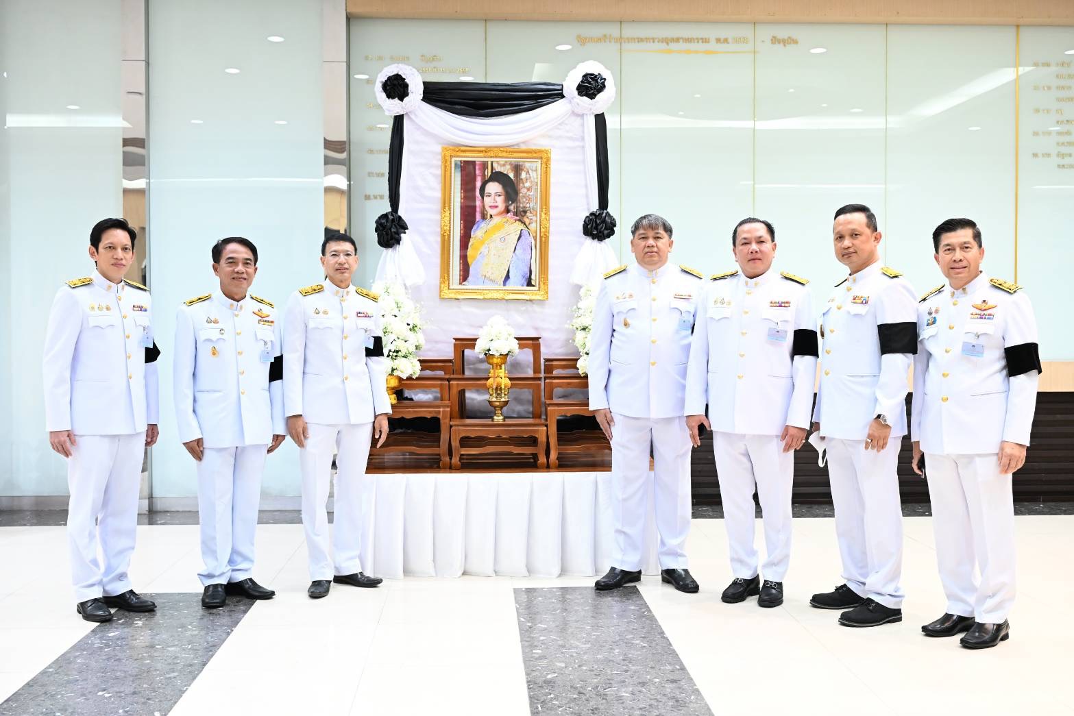 อพร.อดิทัต พร้อมด้วย รพร.อานันท์ และ รพร.ปณตสรรค์ ร่วมผลัดเวรเฝ้าฯ ในพระพิธีธรรมสวดพระอภิธรรมพระบรมศพ สมเด็จพระนางเจ้าสิริกิติ์ พระบรมราชินีนาถ พระบรมราชชนนีพันปีหลวง