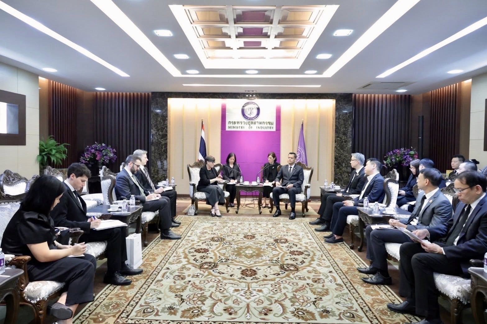 รัฐมนตรีว่าการกระทรวงอุตสาหกรรมให้การต้อนรับเอกอัครราชทูตออสเตรเลียประจำประเทศไทย