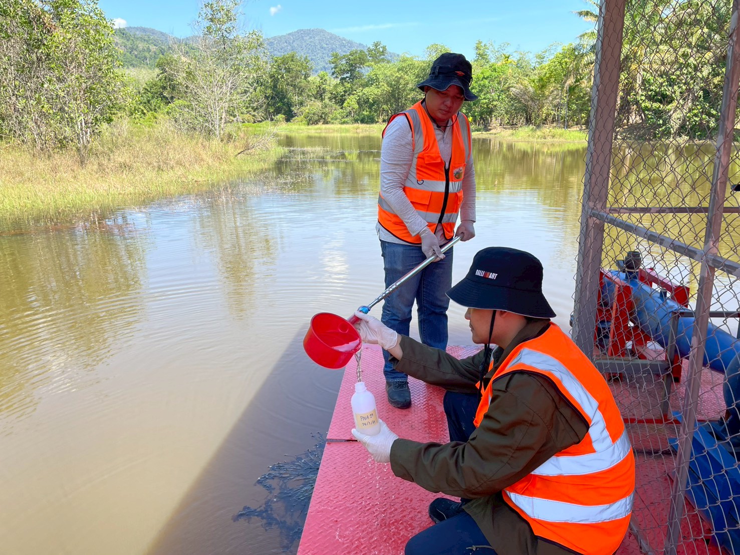 ทีมเจ้าหน้าที่ กว. ร่วมกับเจ้าหน้าที่ สอจ. ลงพื้นที่สำรวจขุมเหมืองเก่า