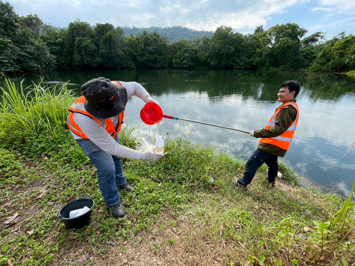 ทีมเจ้าหน้าที่ กว. ร่วมกับเจ้าหน้าที่ สอจ. ลงพื้นที่สำรวจขุมเหมืองเก่า