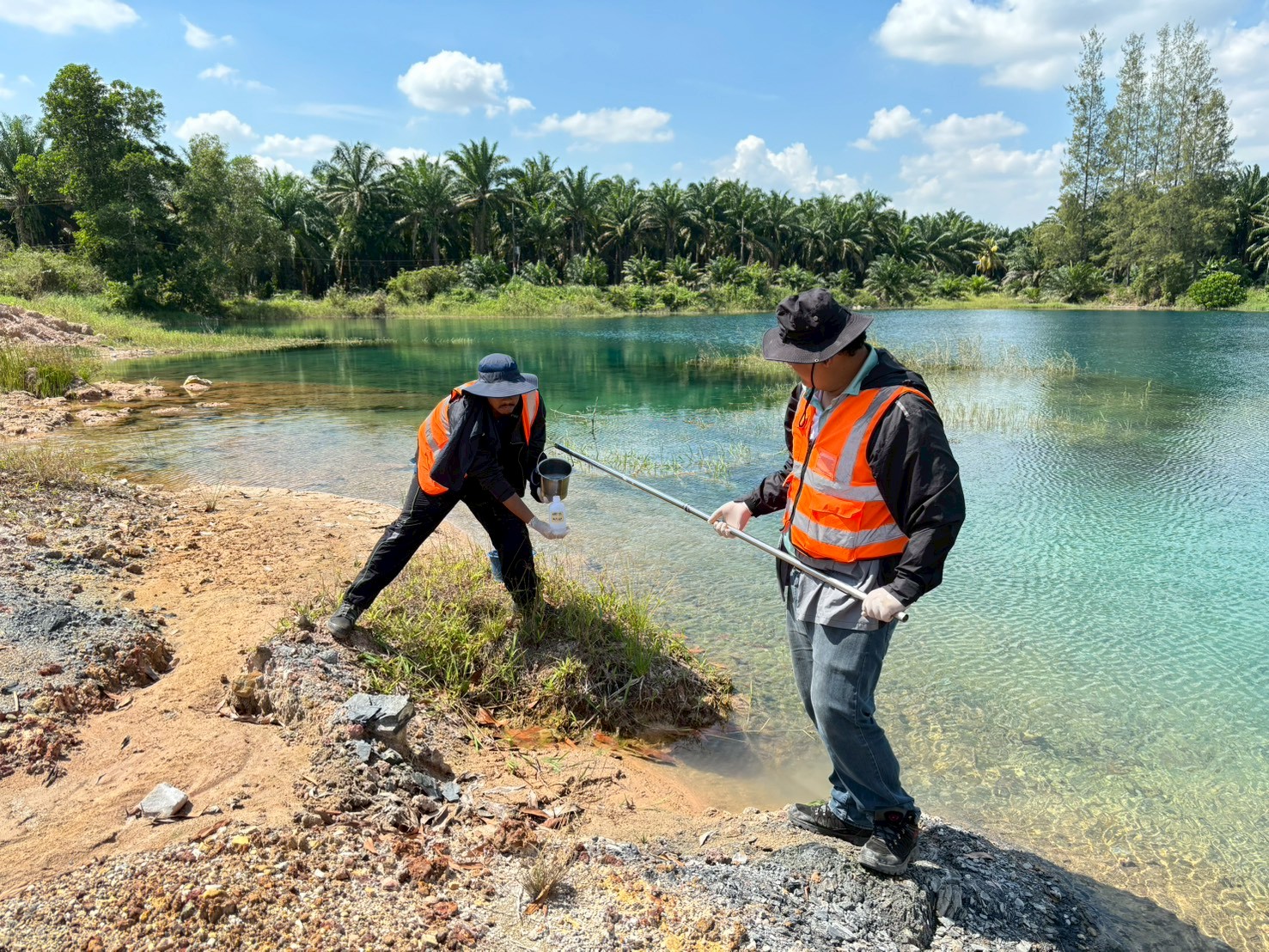 ทีมเจ้าหน้าที่ กว. ร่วมกับเจ้าหน้าที่ สอจ. ลงพื้นที่สำรวจขุมเหมืองเก่า